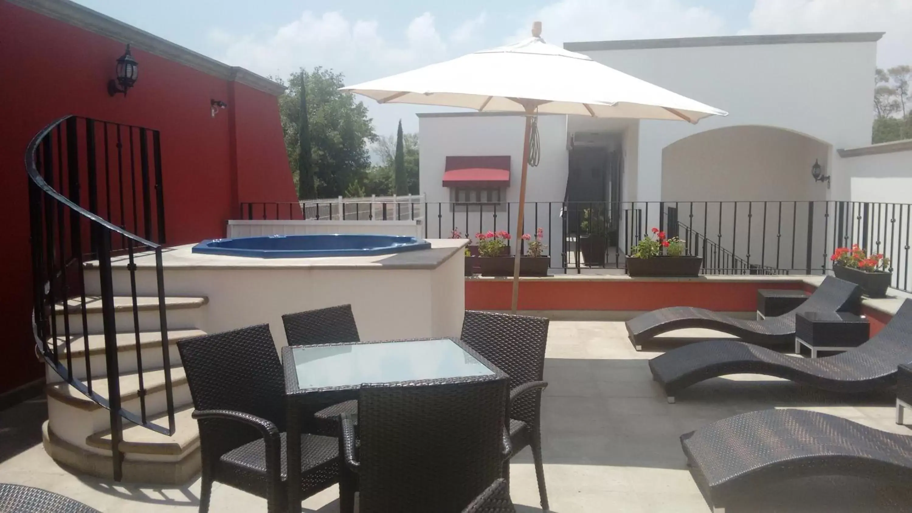 Patio, Swimming Pool in Hotel San Xavier