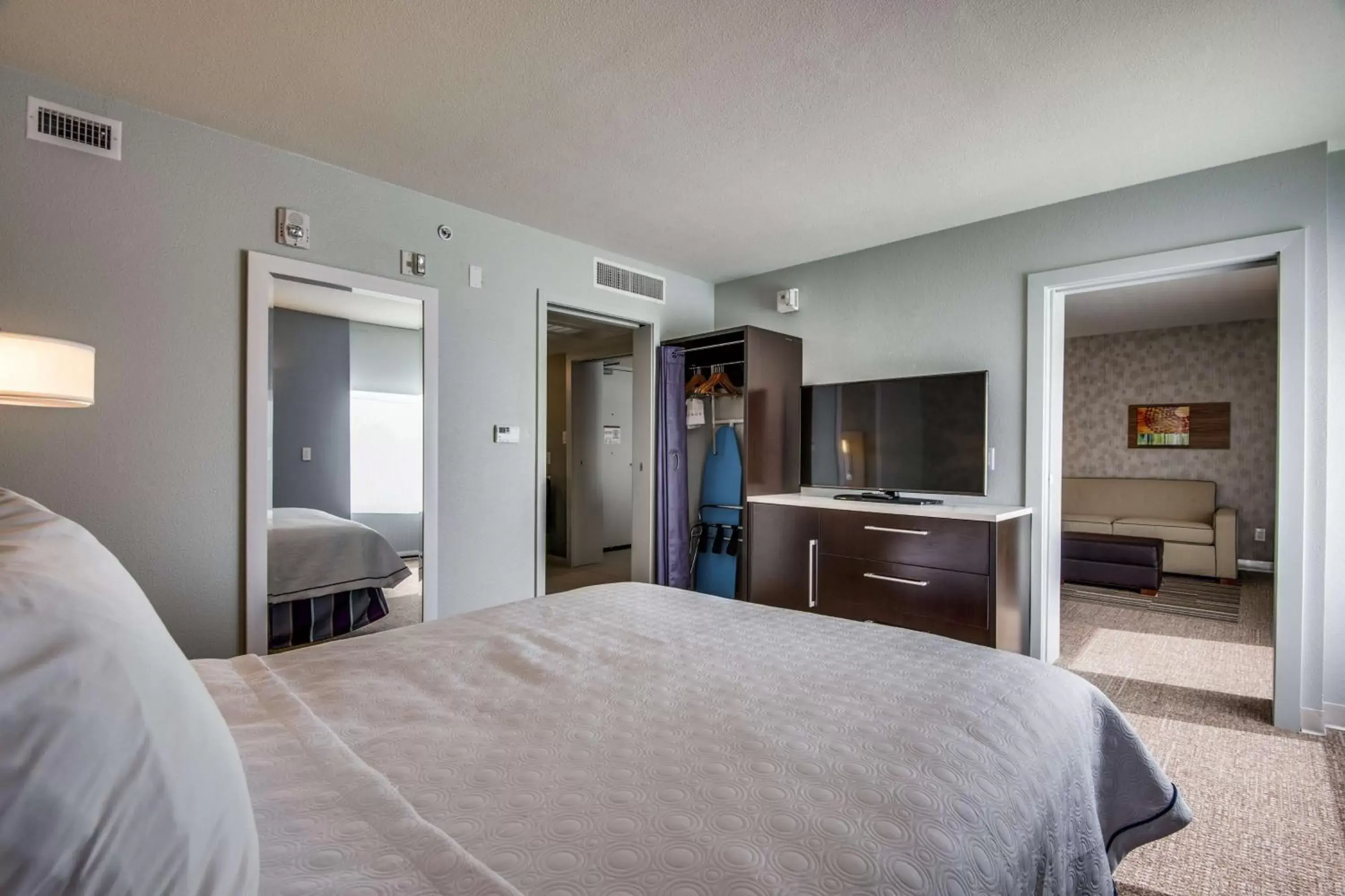 Living room, Bed in Home2 Suites by Hilton DFW Airport South Irving