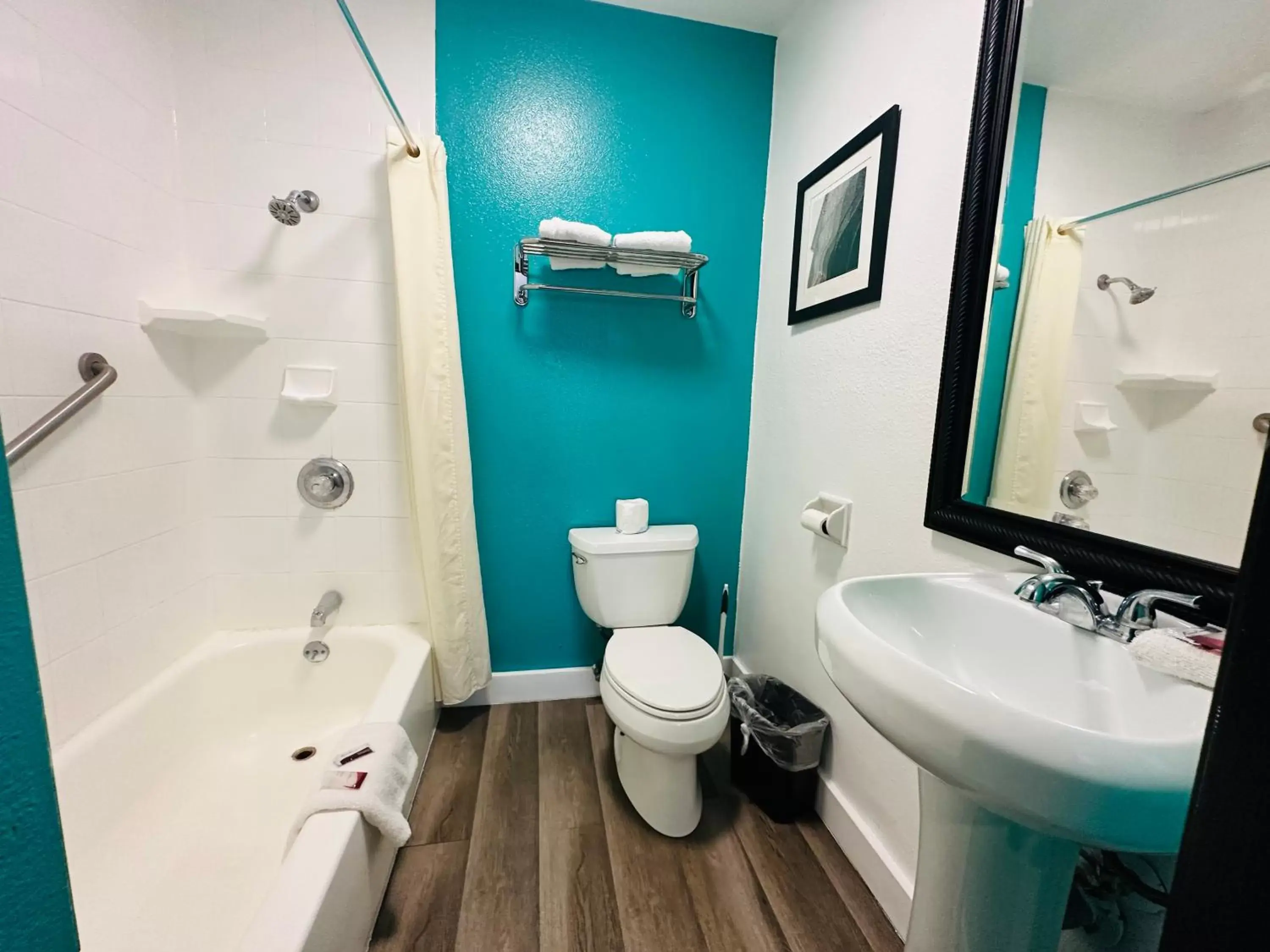 Bathroom in Casa Blanca Inn & Suites Whittier