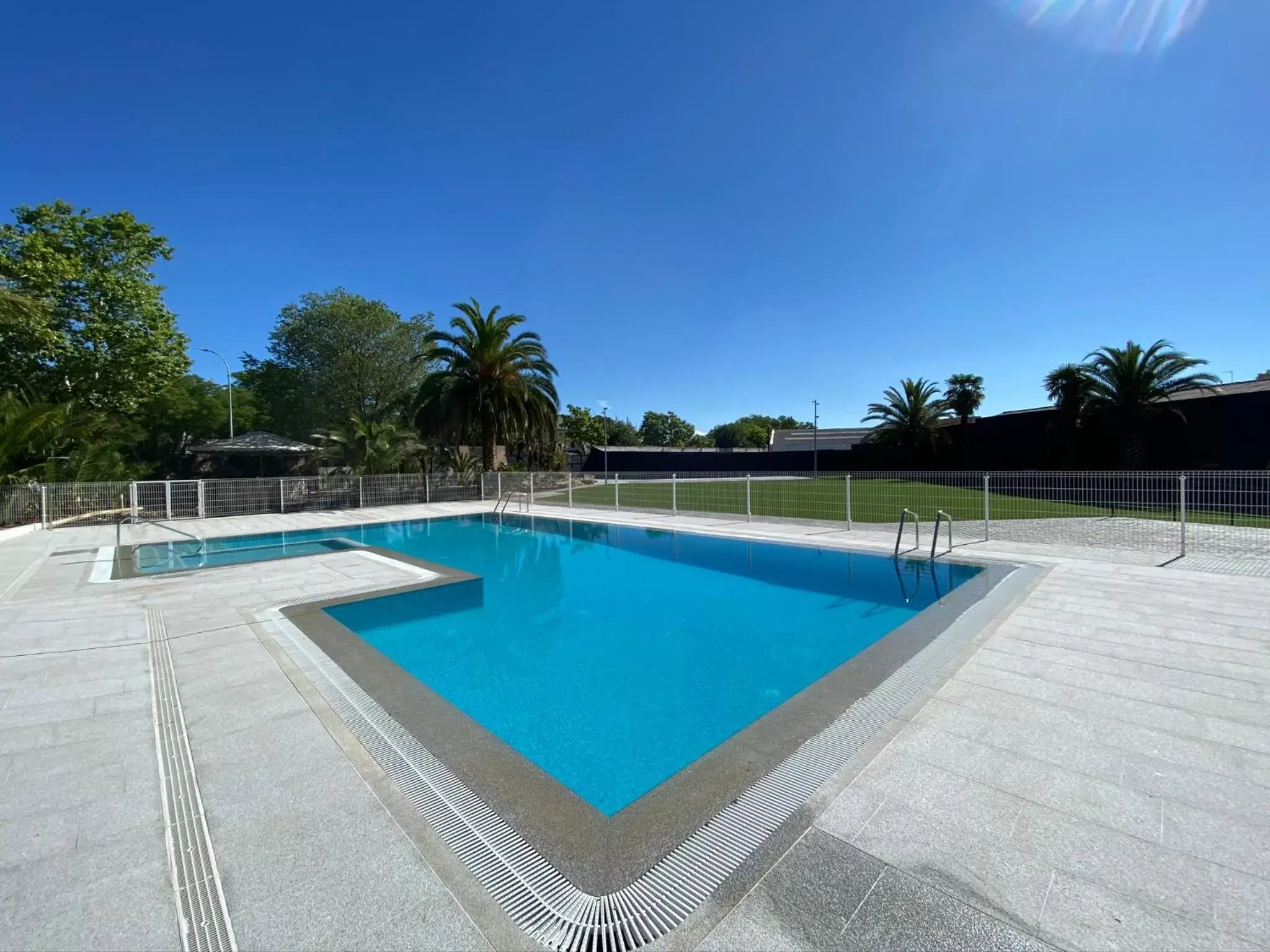 Garden, Swimming Pool in Hotel Parque Real