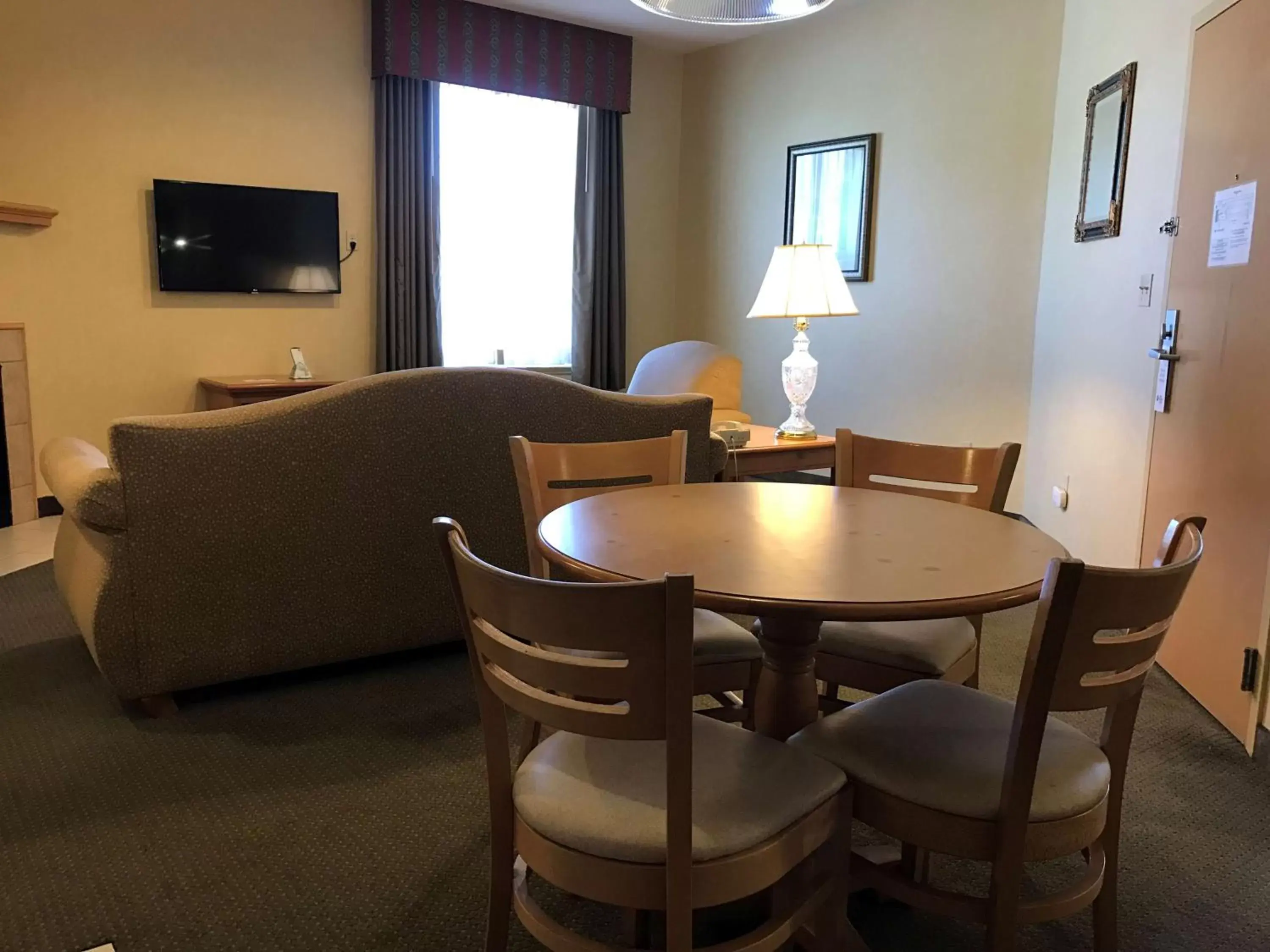 Photo of the whole room, Dining Area in Best Western PLUS Revere Inn & Suites