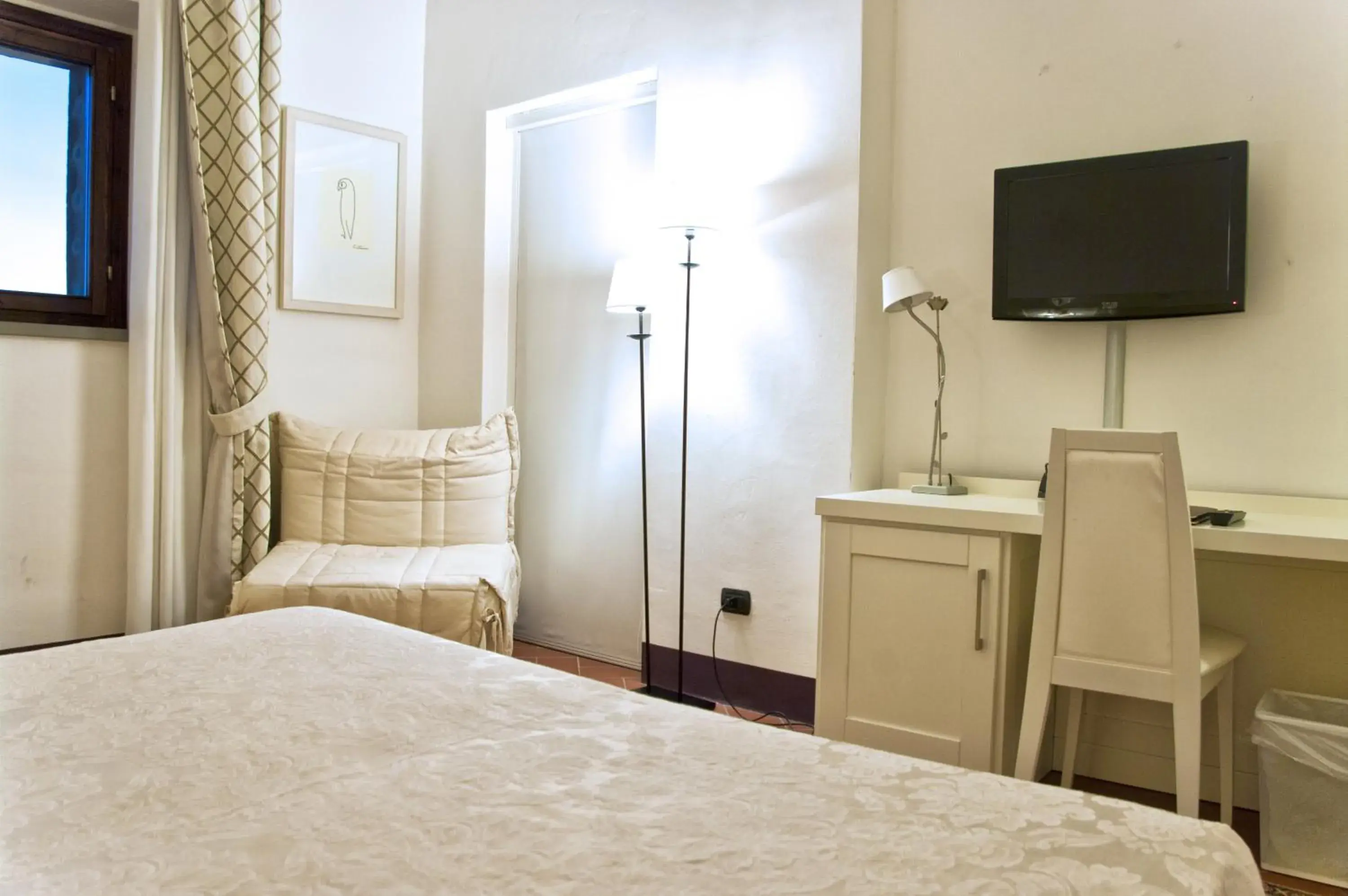 Bed, TV/Entertainment Center in Hotel San Miniato