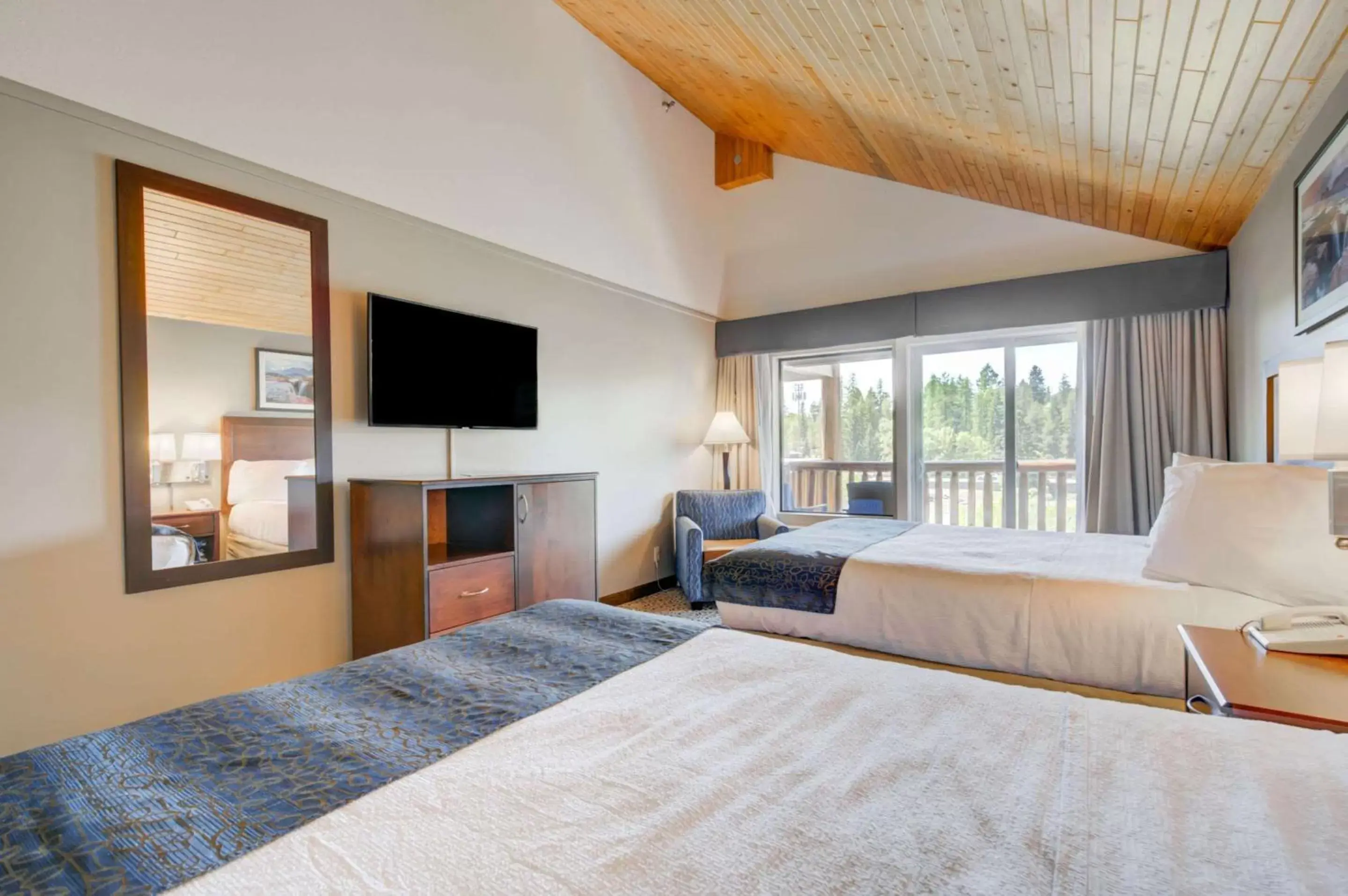 TV and multimedia, Bed in Whitefish Riverfront Hotel TV and multimedia, Bed in Whitefish Riverfront Hotel