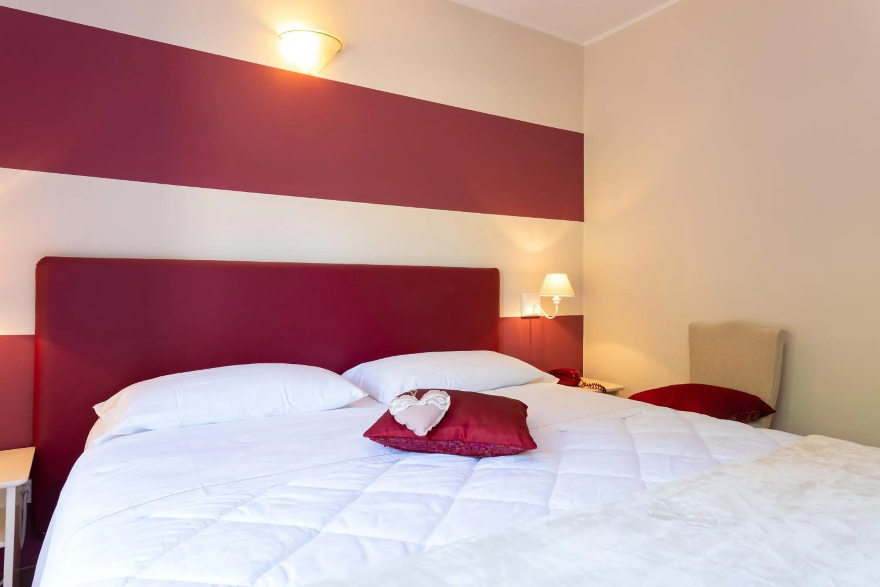 Bedroom, Bed in West Garda Hotel