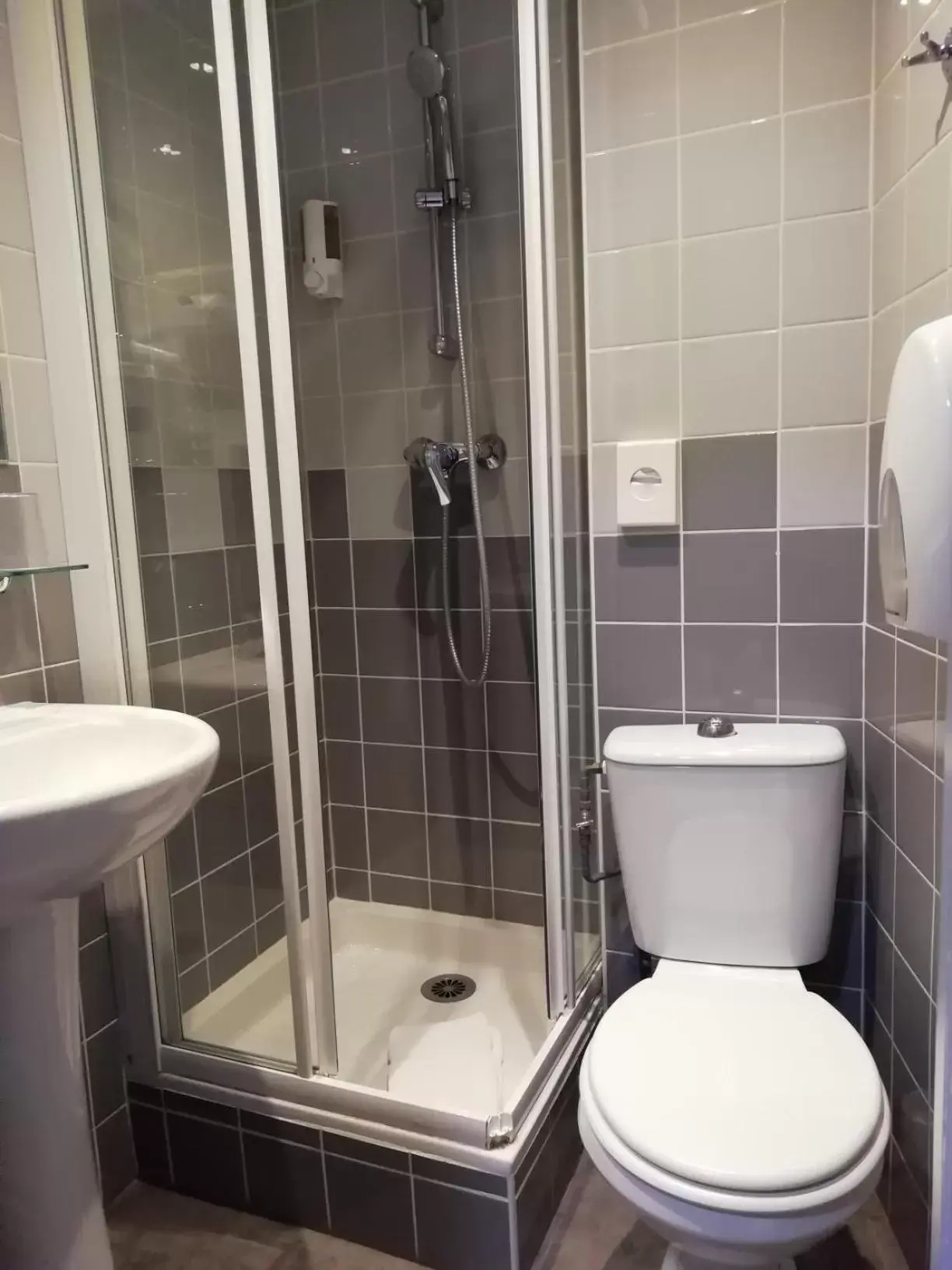 Shower, Bathroom in Hôtel de Champagne
