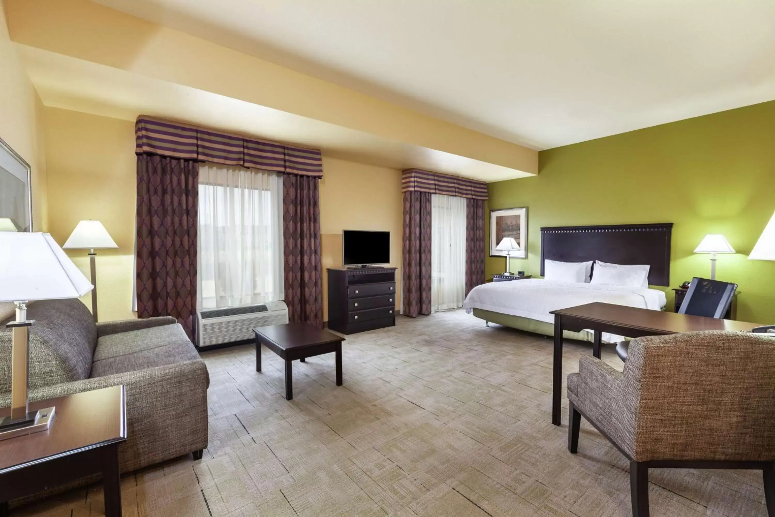 Bedroom in Hampton Inn & Suites Owasso