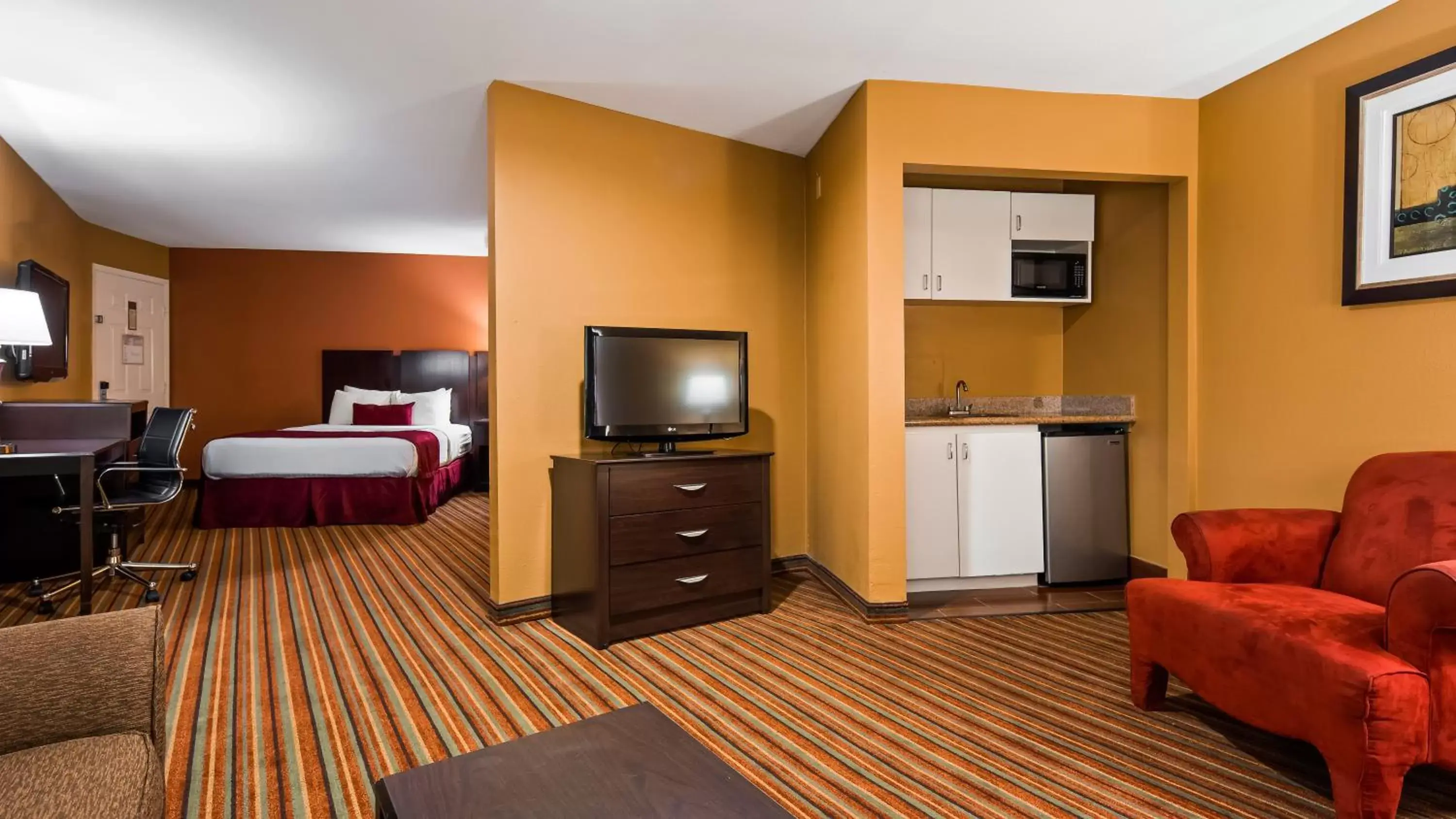 Living room, TV/Entertainment Center in SureStay Hotel by Best Western Mt Pleasant
