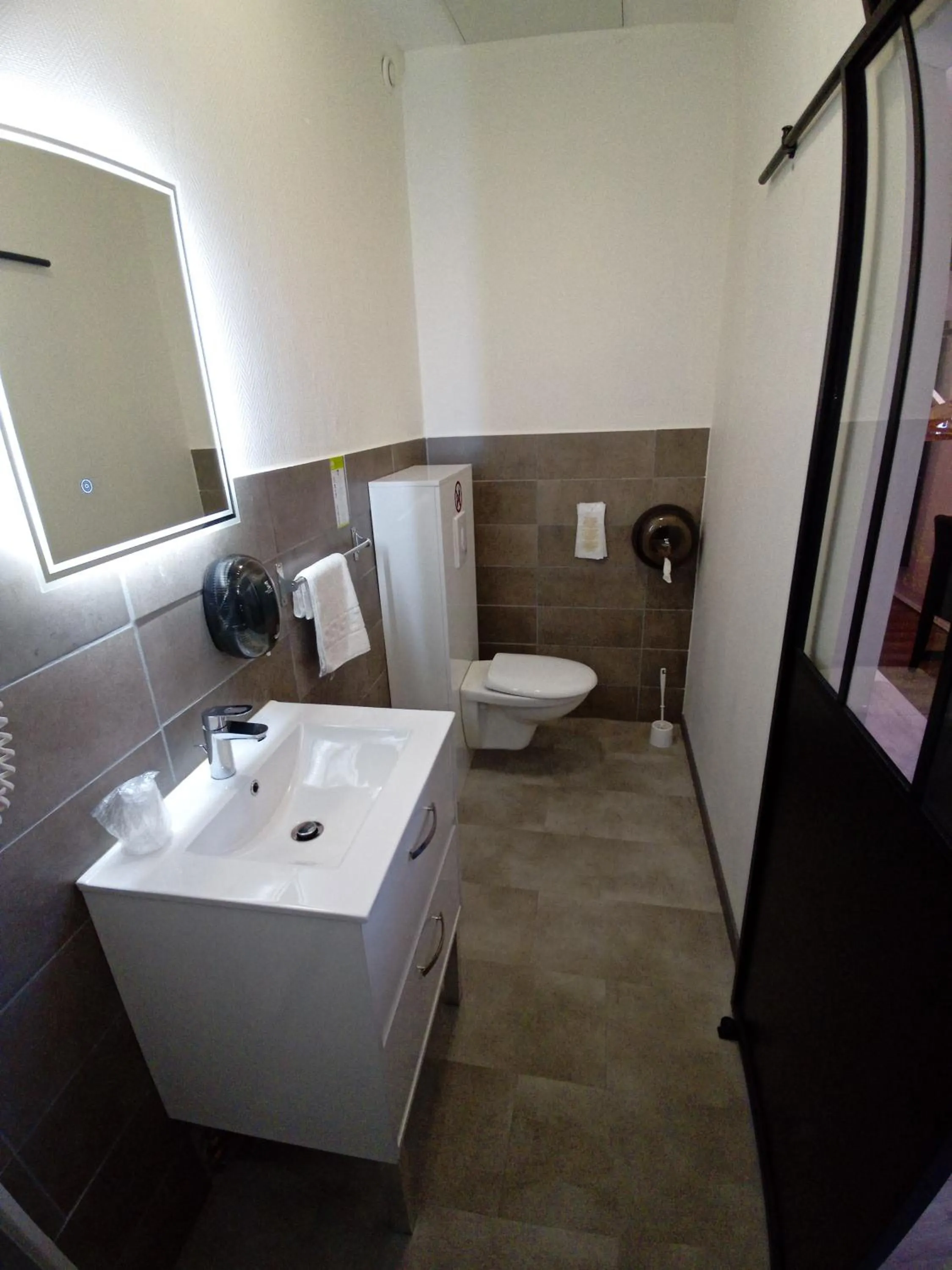 Shower in Hotel Astoria