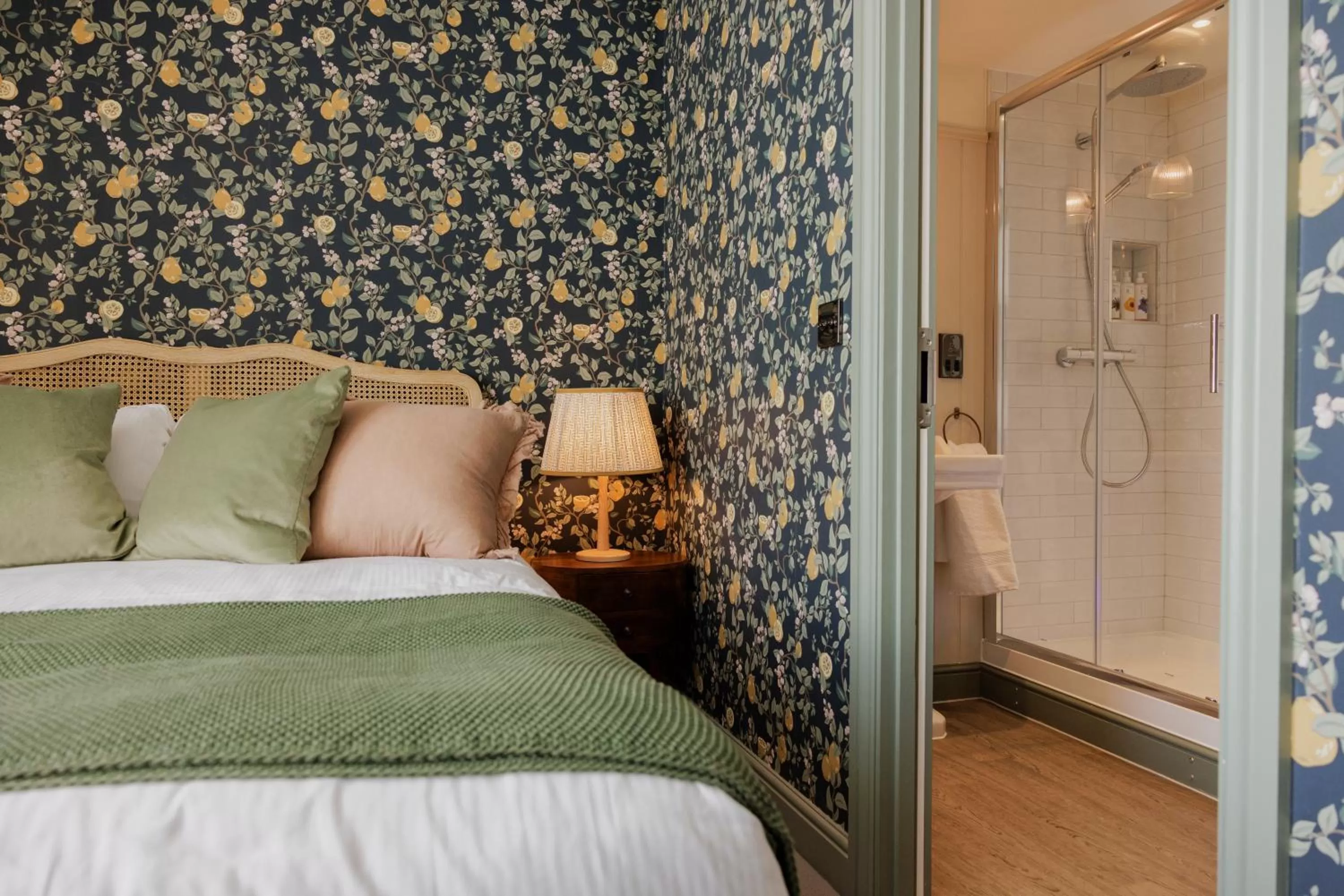 Bedroom, Bed in The George & Dragon