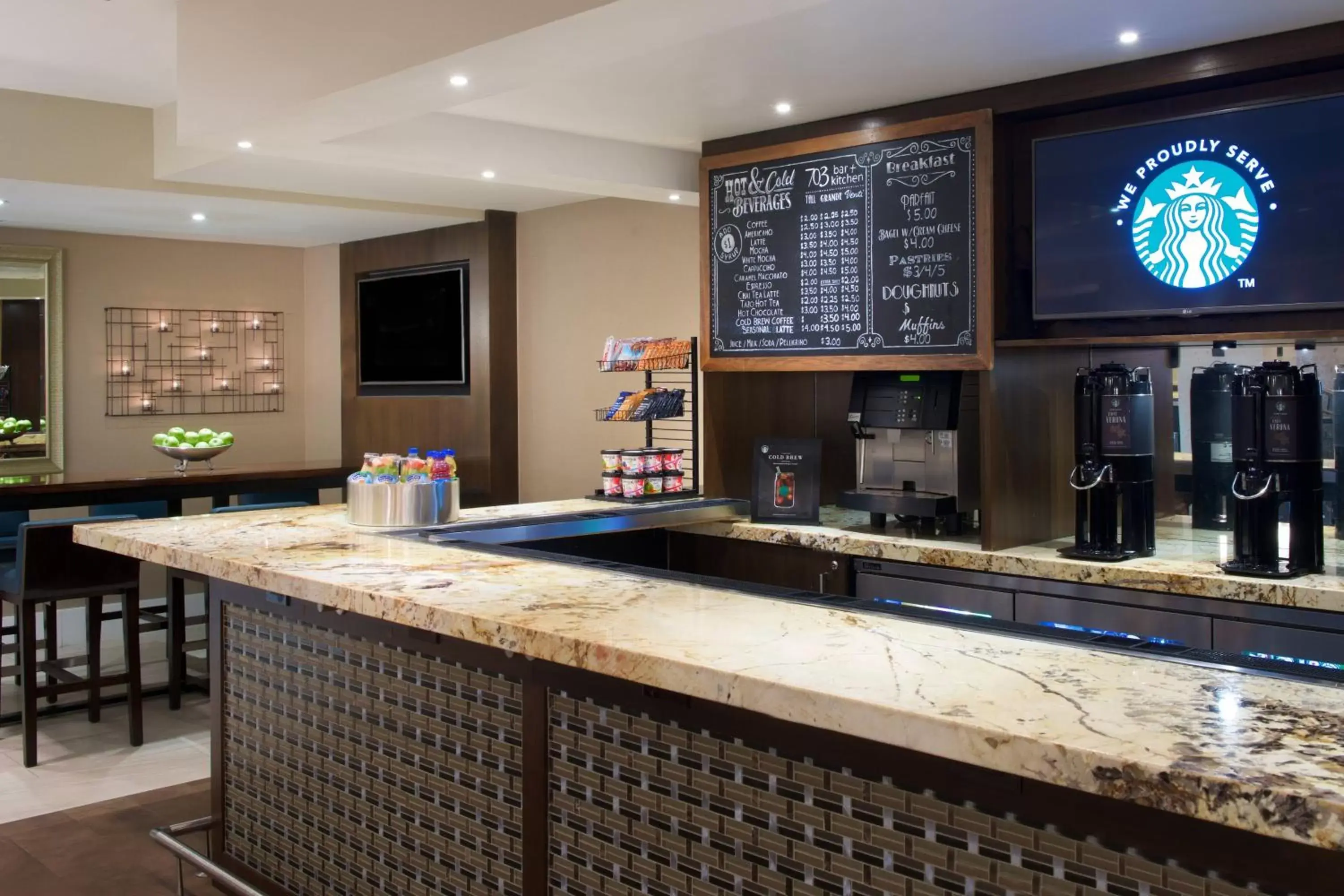 Kitchen or kitchenette, Lounge/Bar in Fairfax Marriott at Fair Oaks