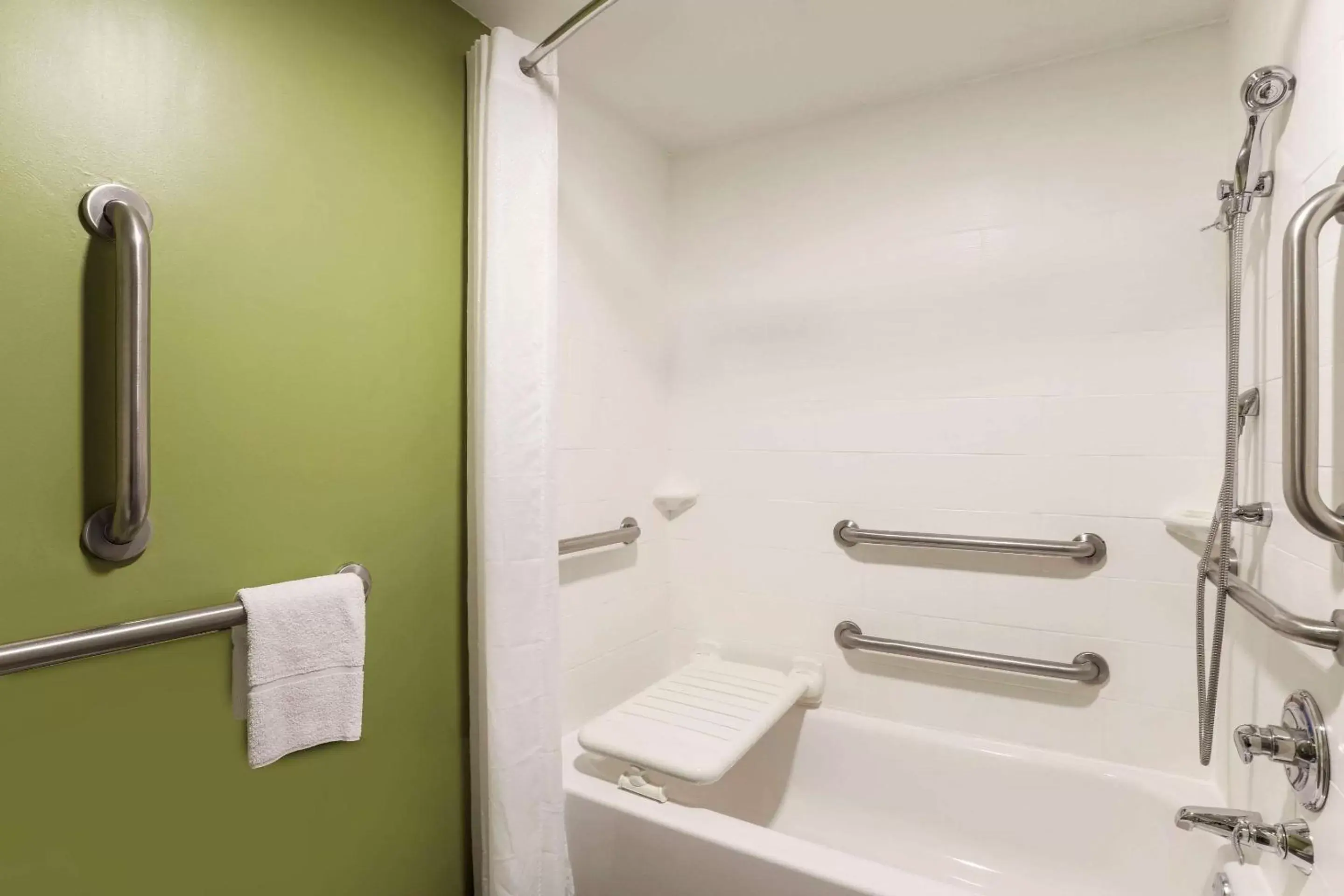 Bathroom in Sleep Inn Midway Airport Bedford Park