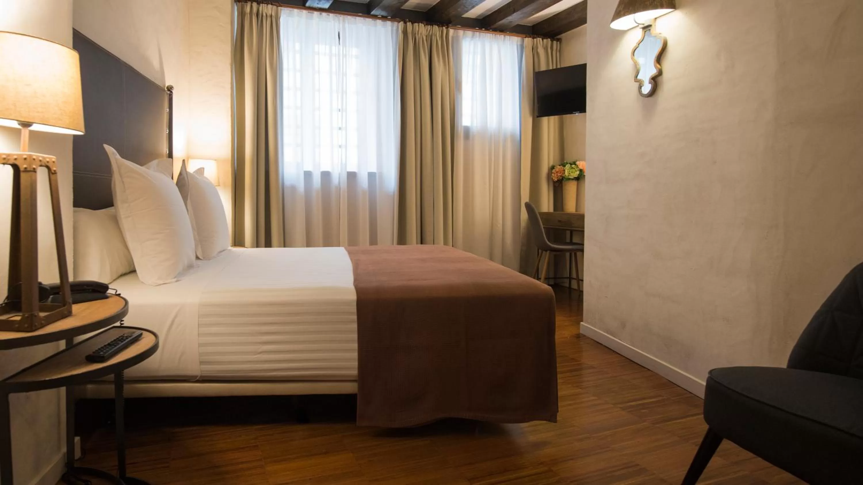 Bed in Abad Toledo