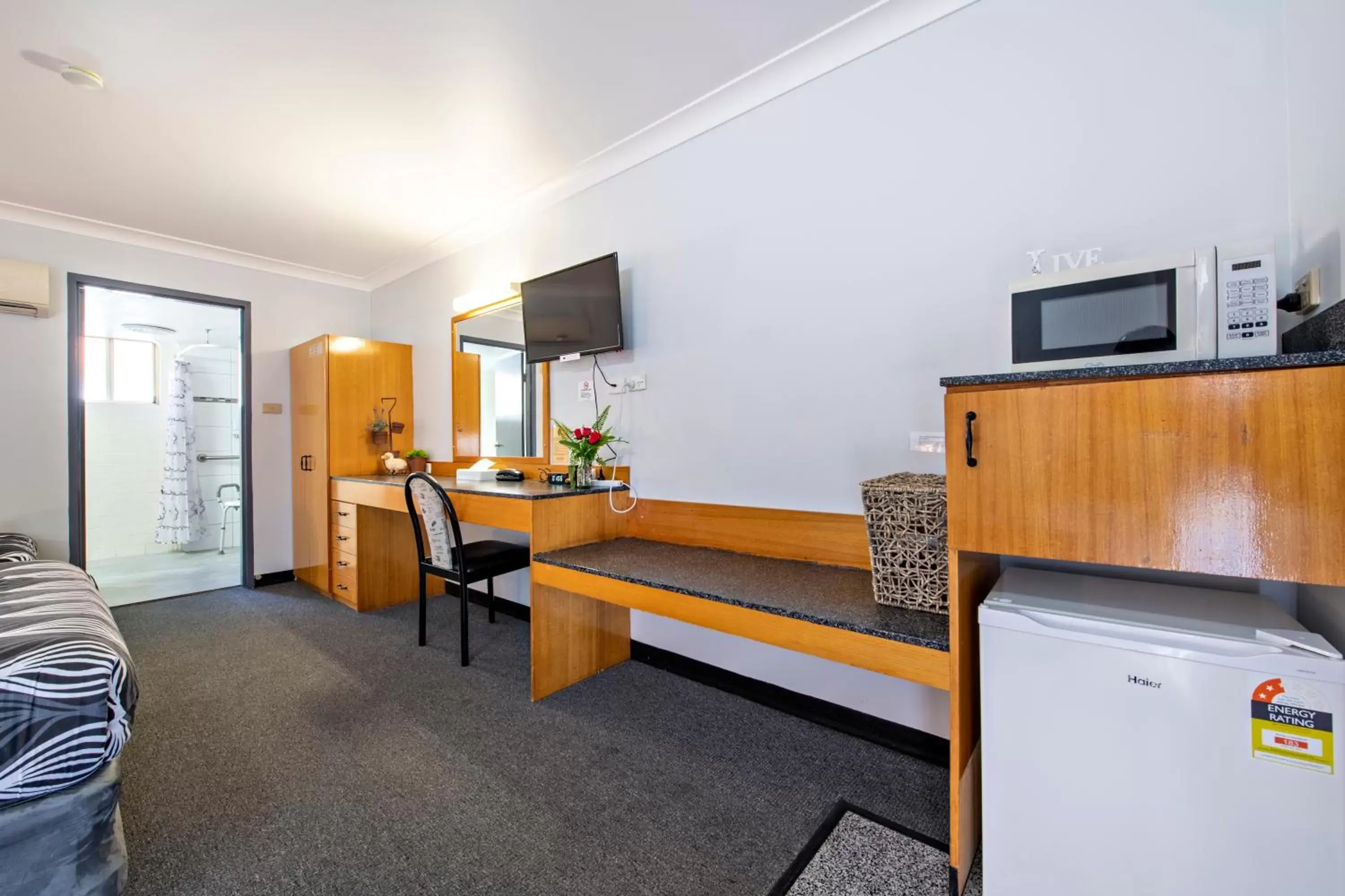 Living room, TV/Entertainment Center in Shearing Shed Motor Inn