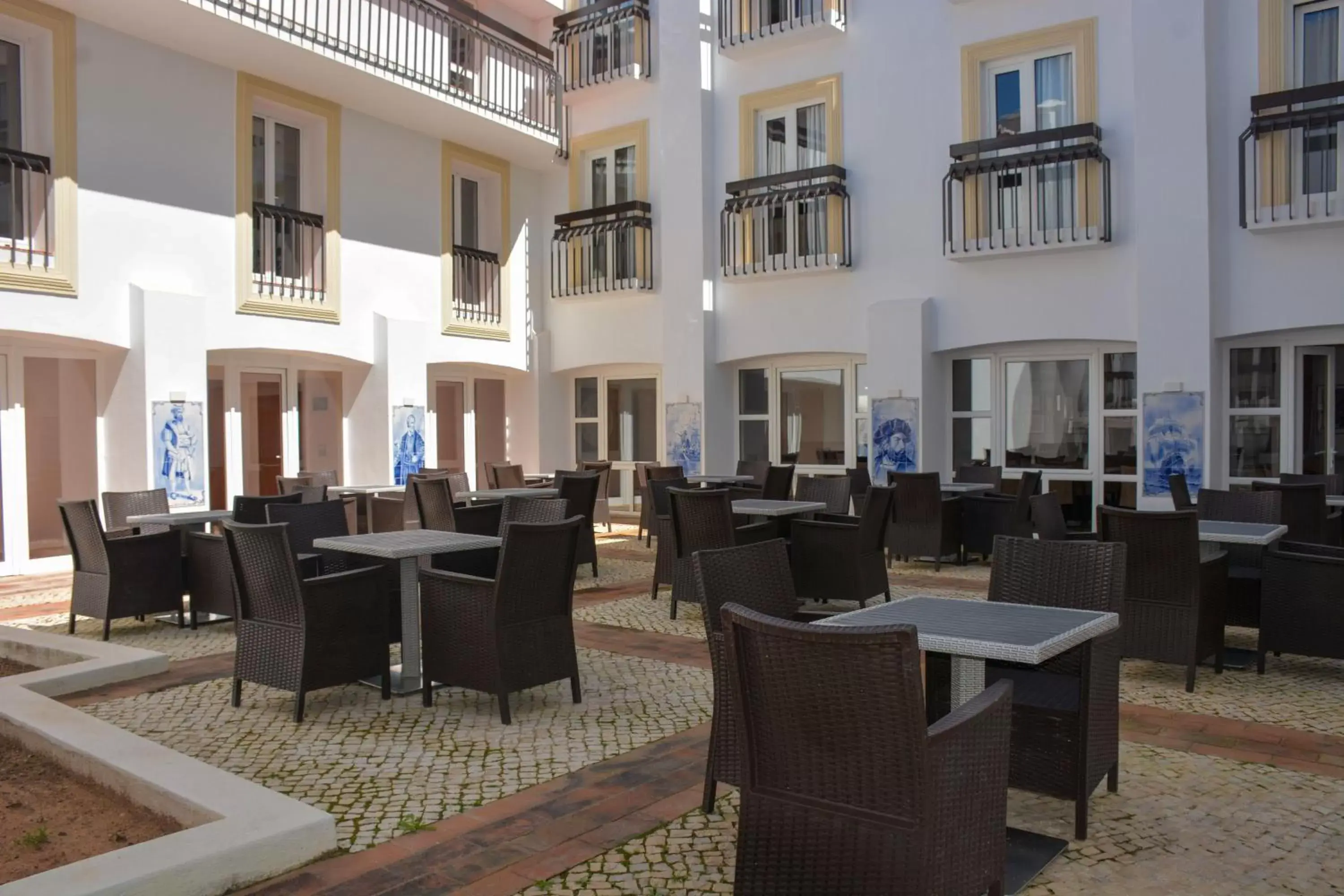 Patio, Restaurant/Places to Eat in Hotel Carvoeiro Plaza