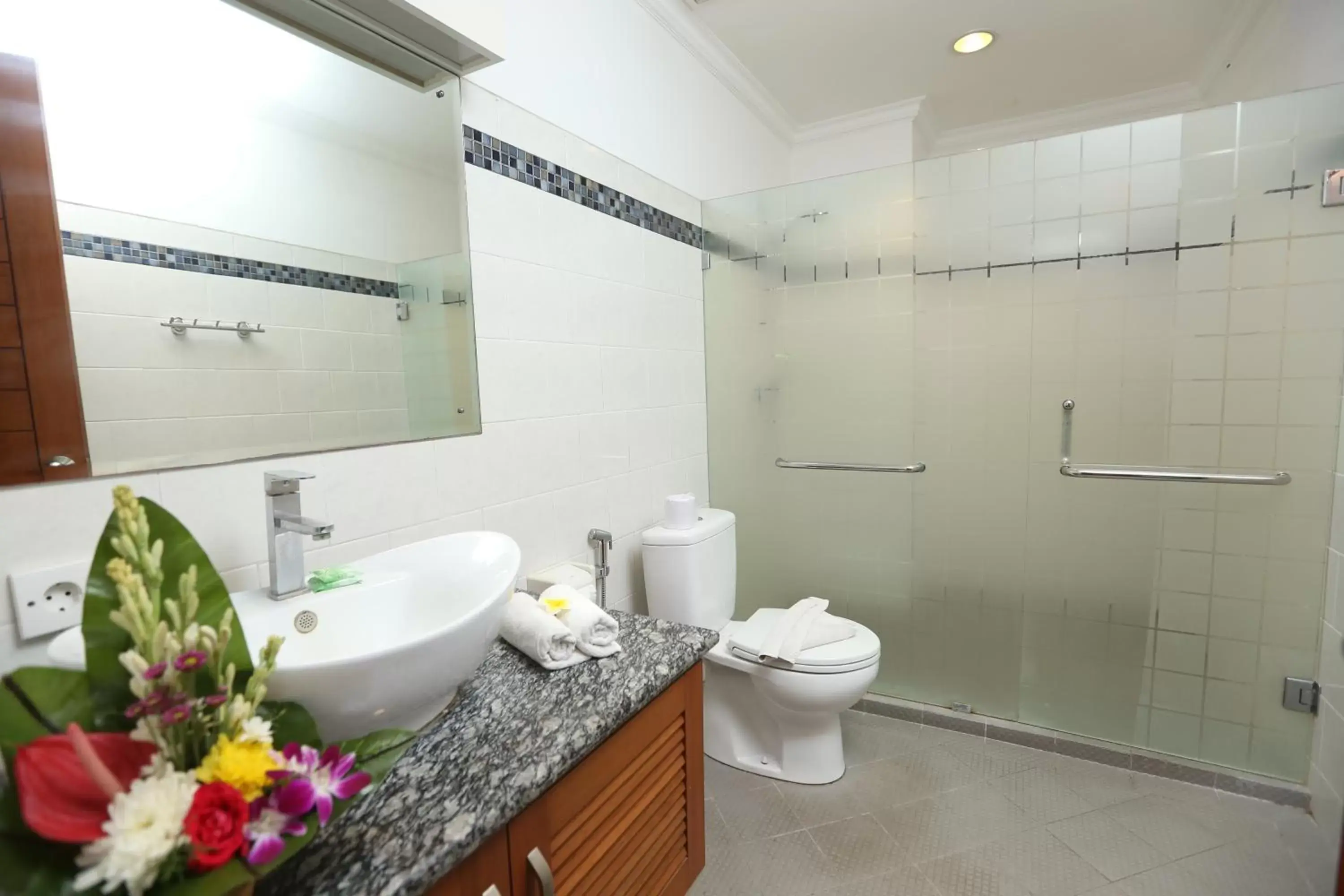 Shower, Bathroom in Aquarius Beach Hotel