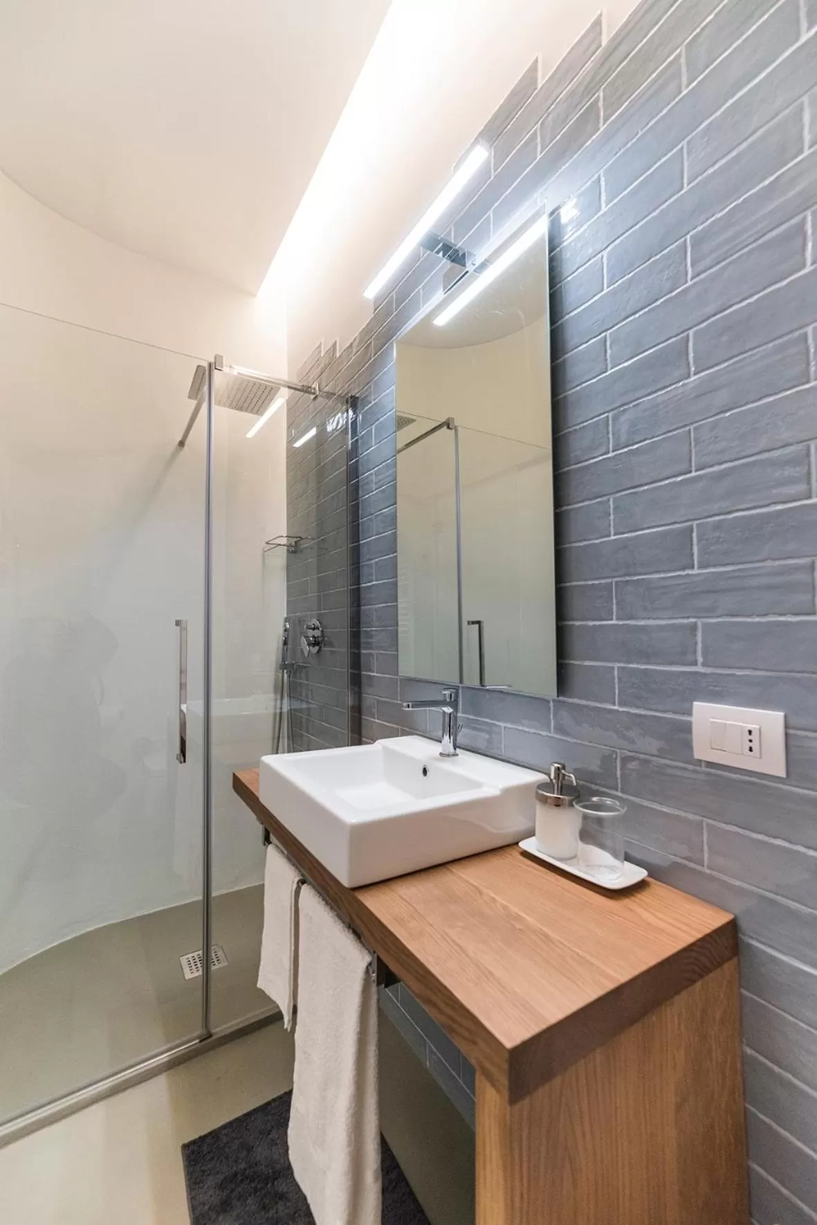 Shower in A Misura Duomo Rooms & Apartment - LS Accommodations