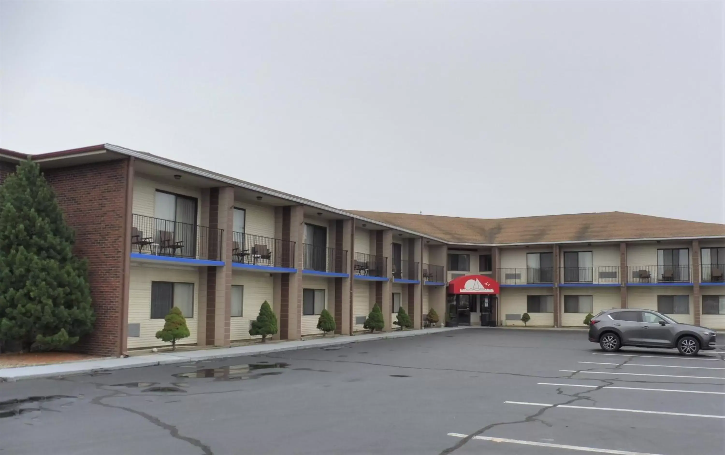 Property Building in Red Roof Inn & Suites Newport - Middletown, RI