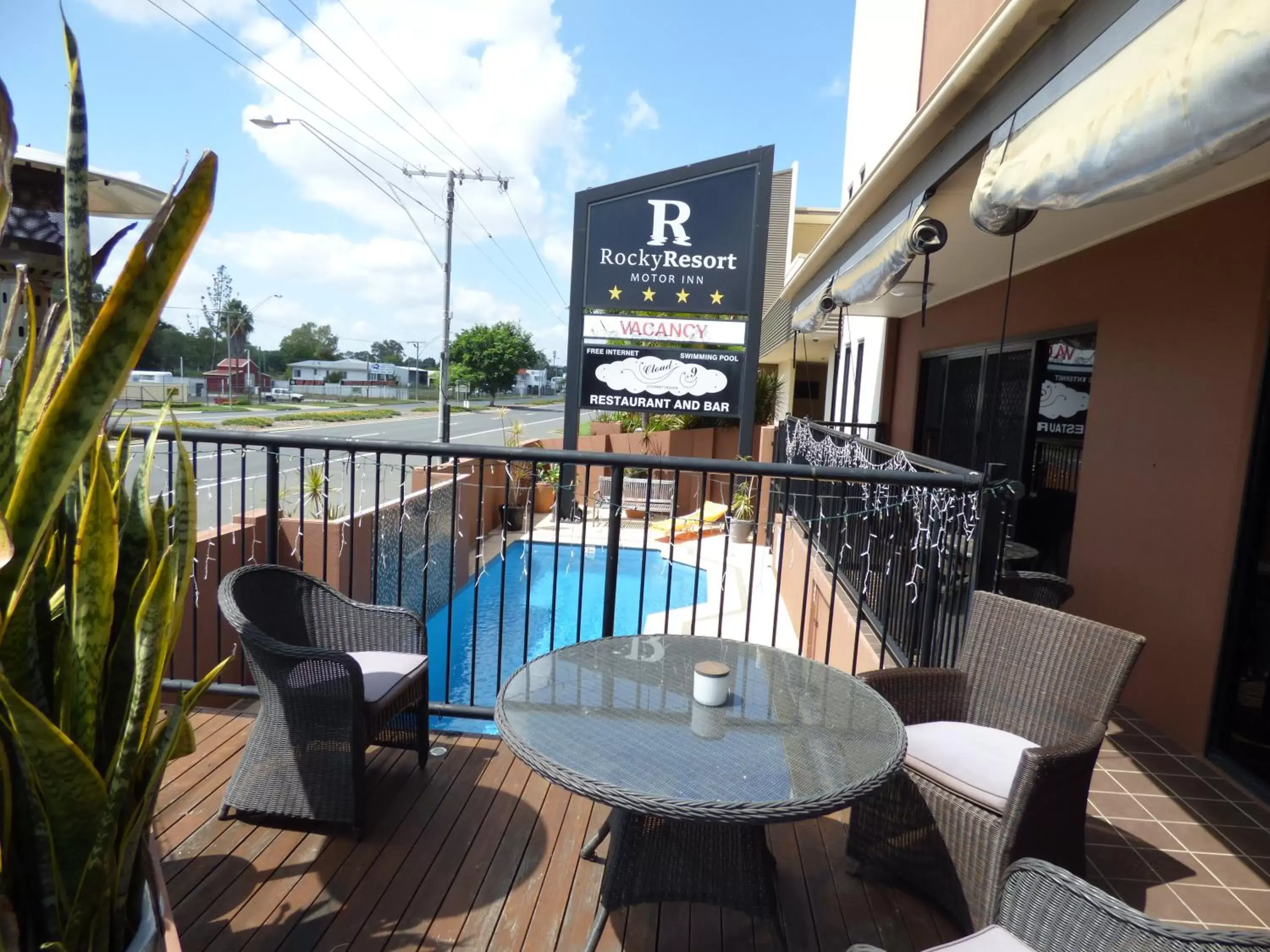 Balcony/Terrace, Pool View in Rocky Resort Motor Inn