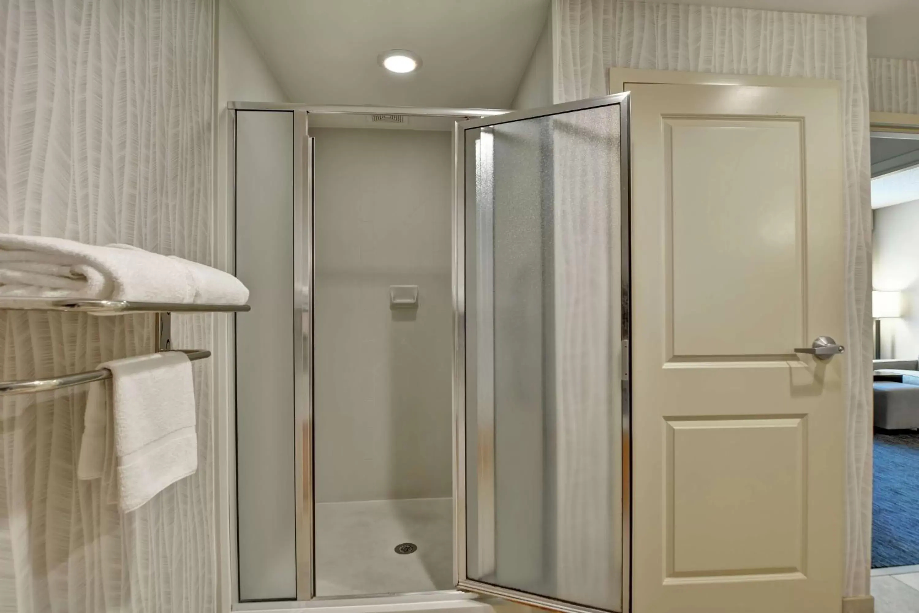 Bathroom in Homewood Suites Mobile East Bay/Daphne Bathroom in Homewood Suites Mobile East Bay/Daphne