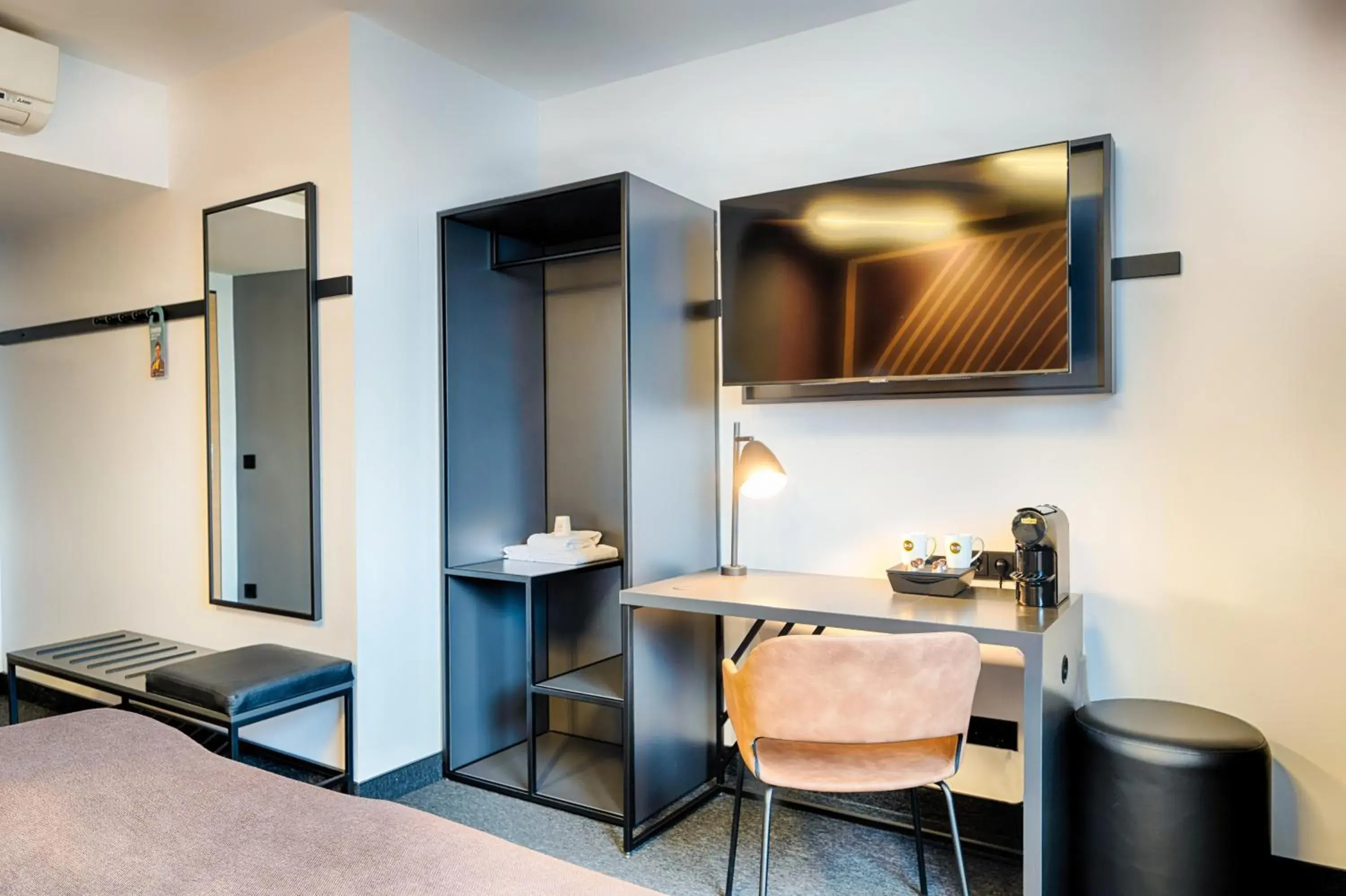 Photo of the whole room, Bathroom in B&B Hotel Bonn