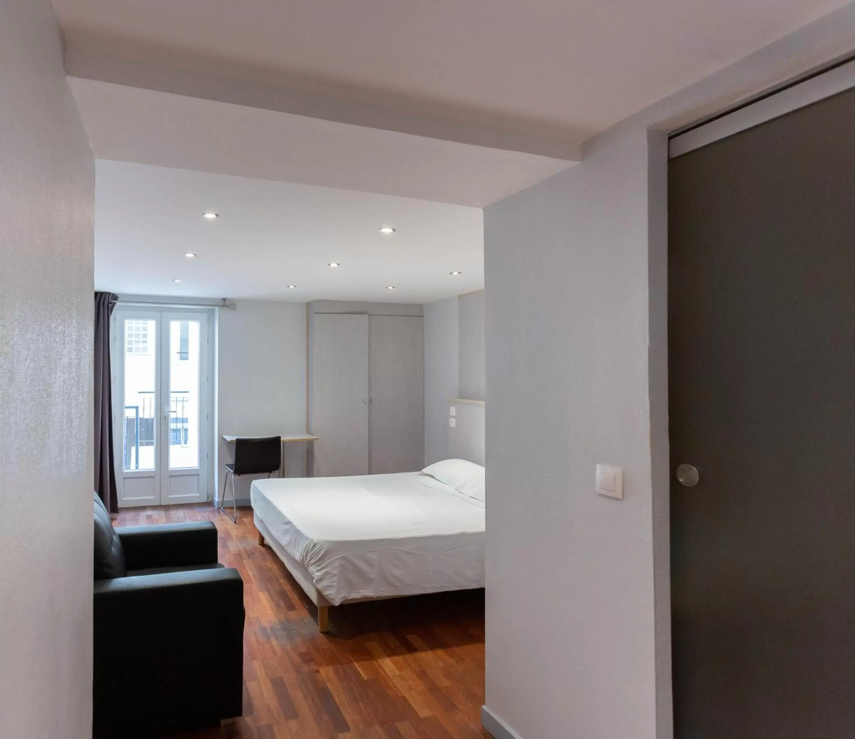 Bedroom, Bed in Hotel Mimosa Paris