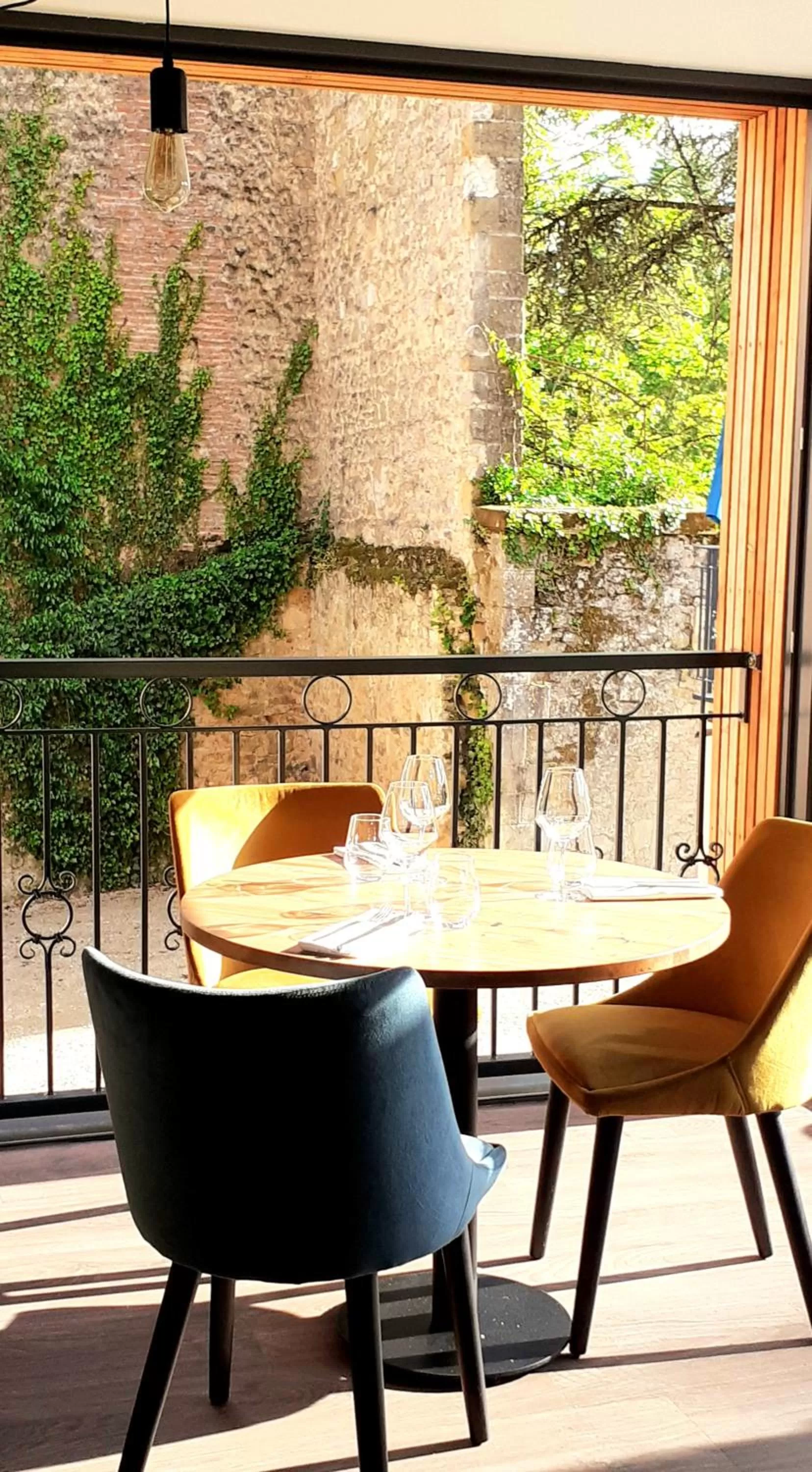 Patio in Hôtel-Restaurant des Augustins
