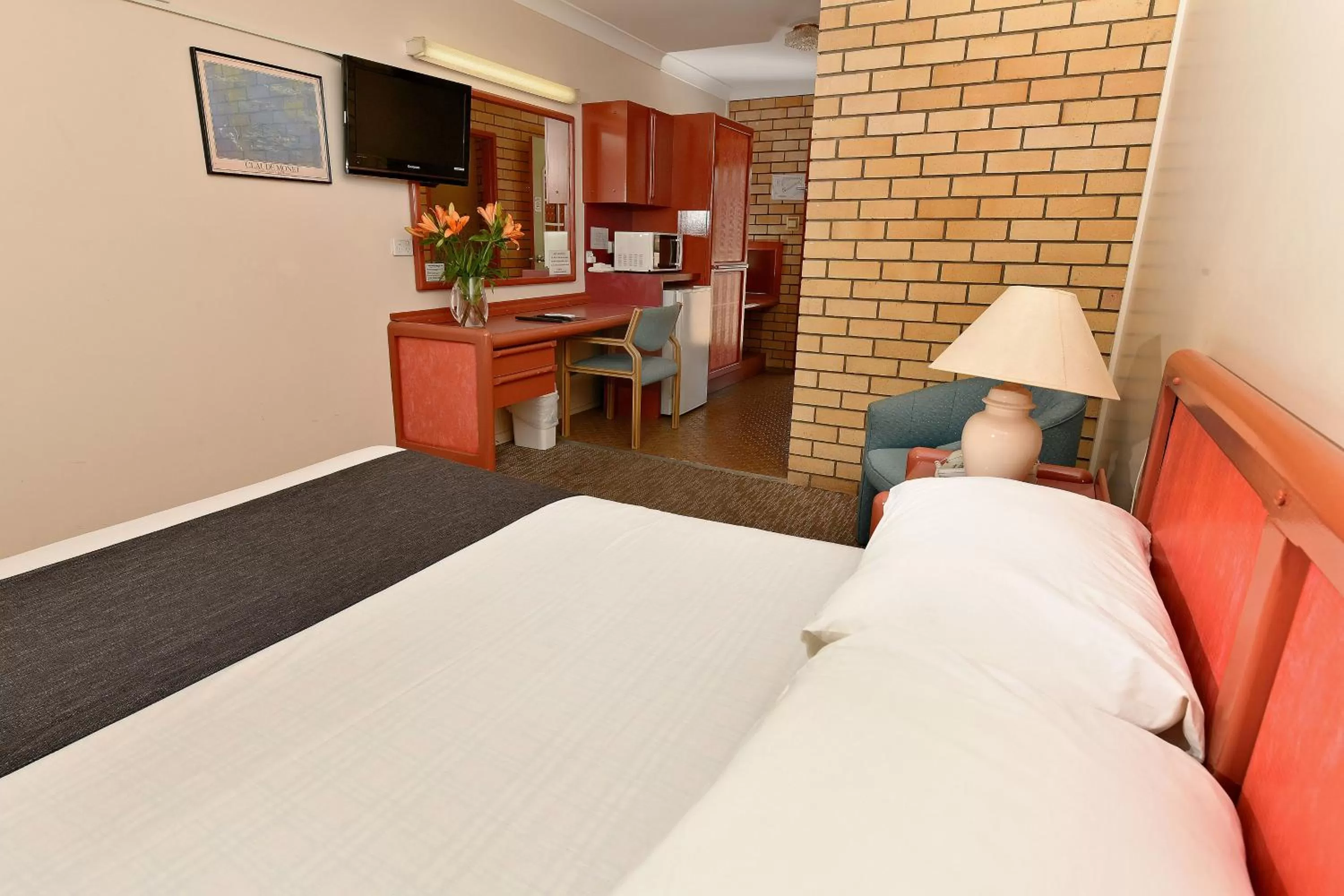 Bed in Burke and Wills Motor Inn