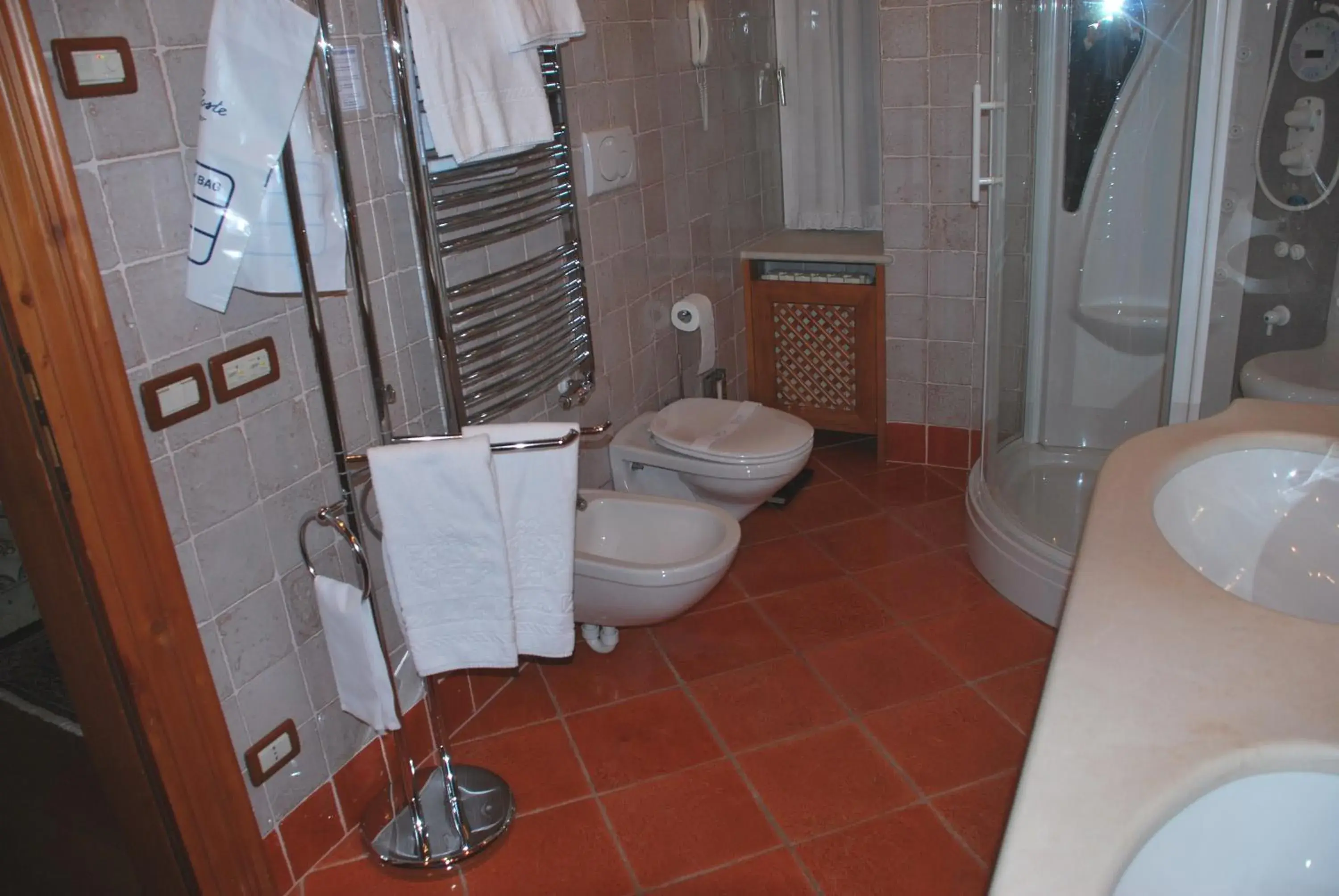 Shower, Bathroom in Hotel De La Poste