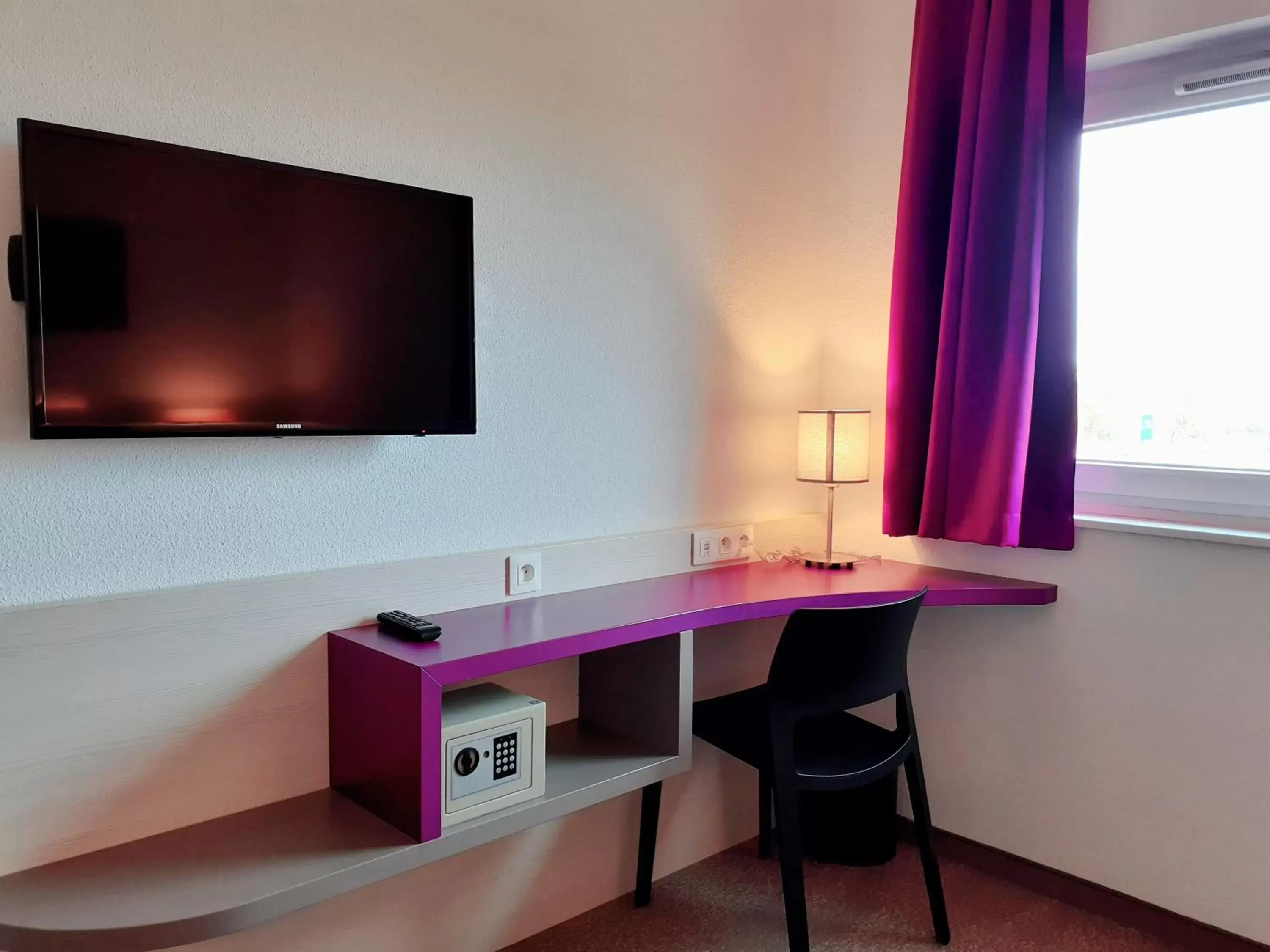 TV and multimedia, TV/Entertainment Center in Comfort Hotel Expo Colmar