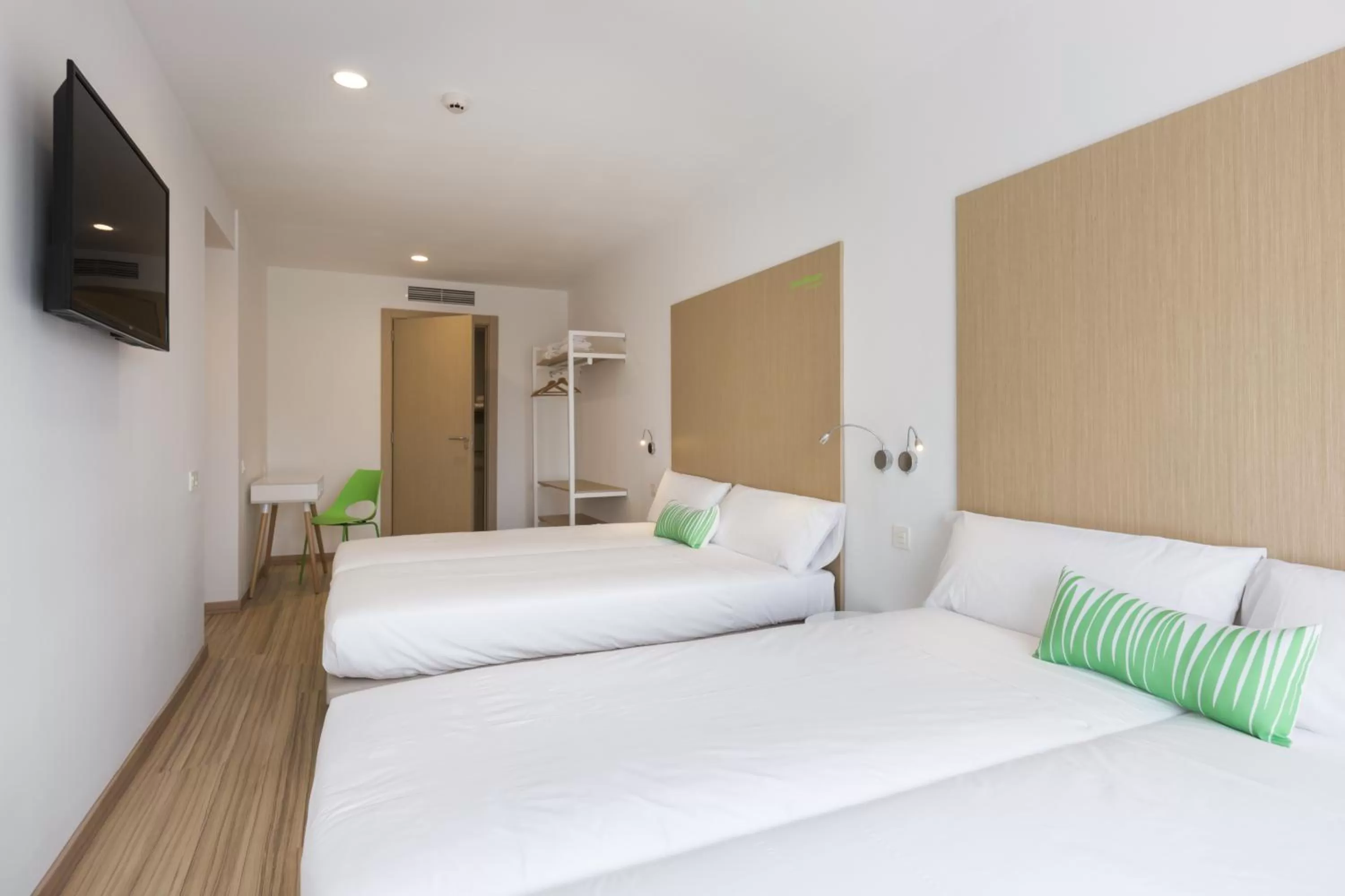 Photo of the whole room, Bed in SmartRoom Barcelona