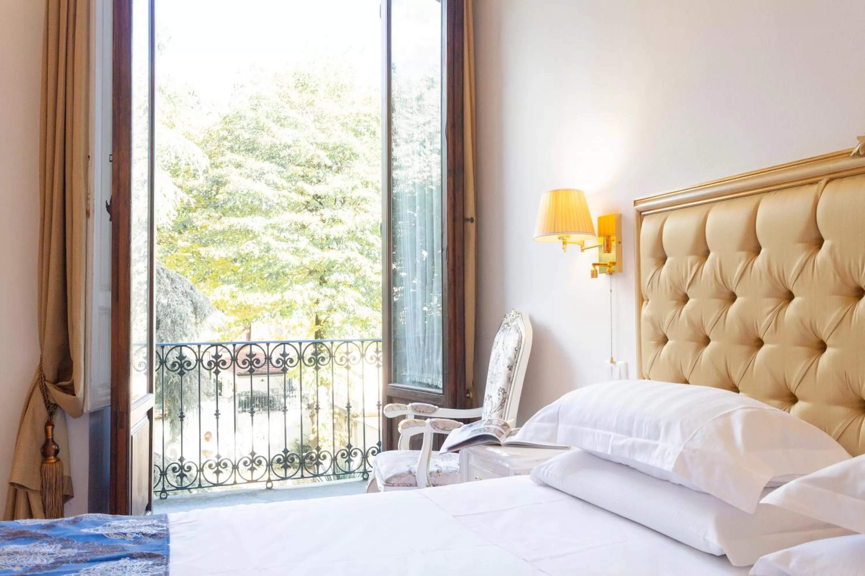 Bedroom, Bed in Villa Royal