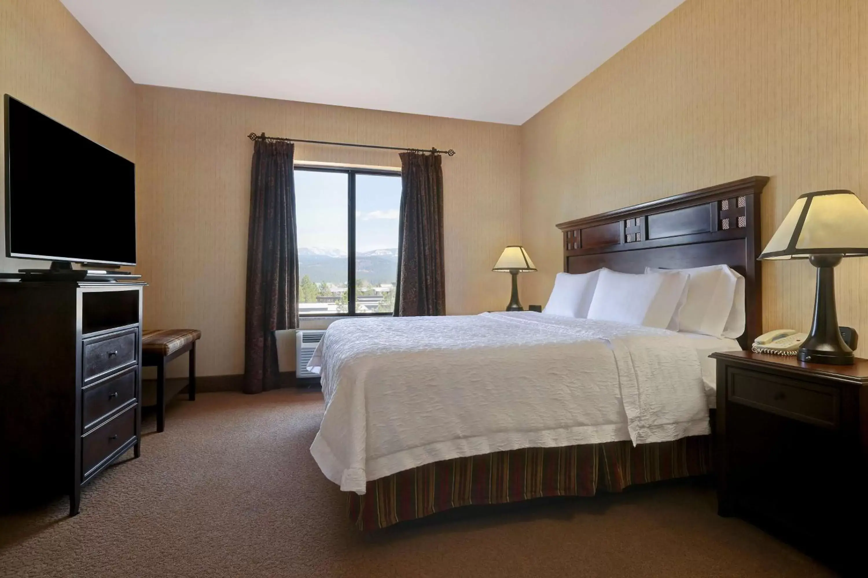 Bedroom, Bed in Hampton Inn & Suites Tahoe-Truckee