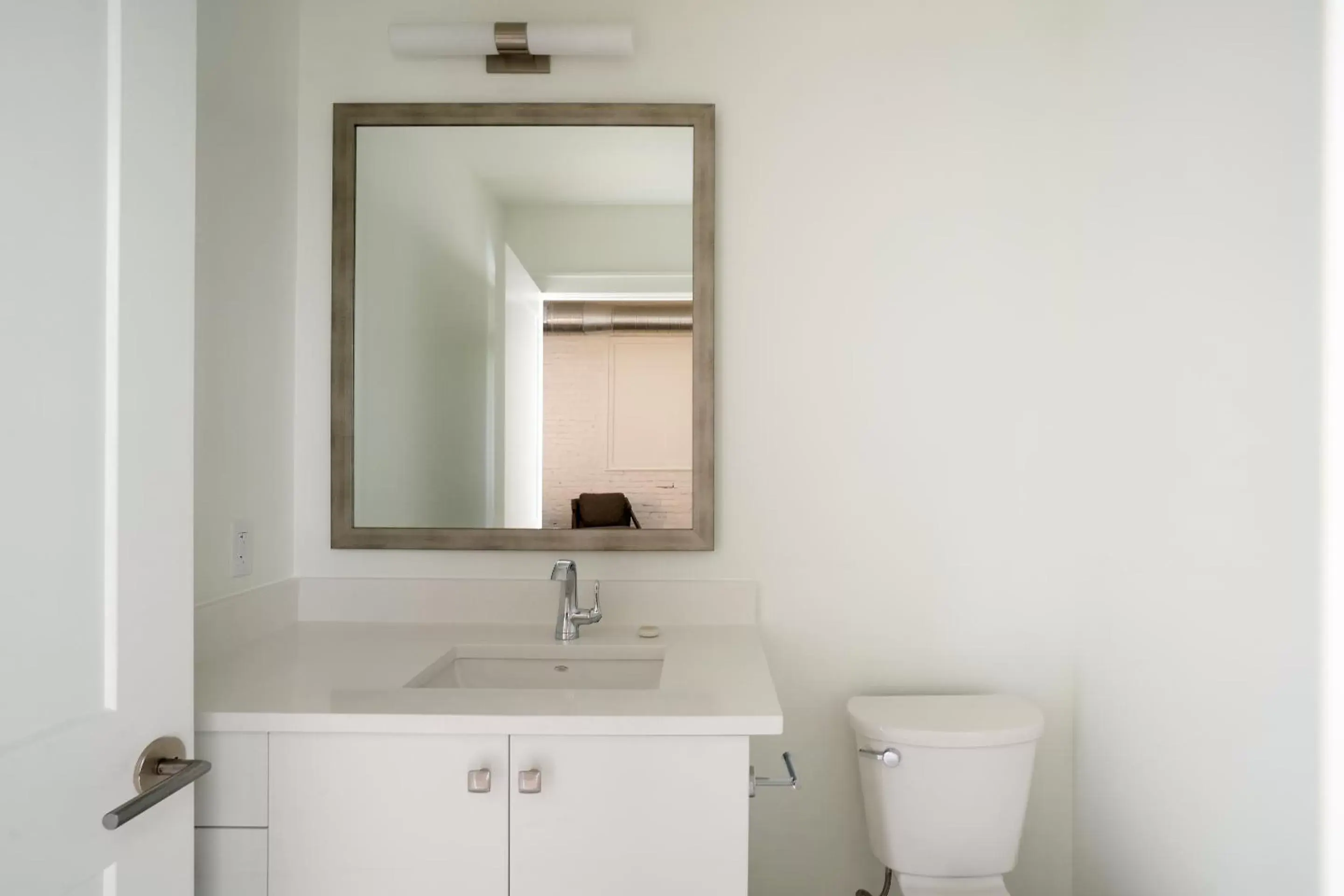 Living room, Bathroom in Sonder The Saddlery