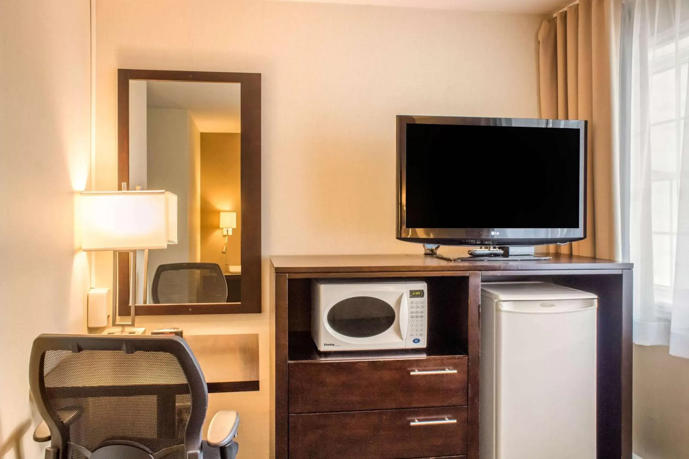 Photo of the whole room, TV/Entertainment Center in Comfort Inn Halifax