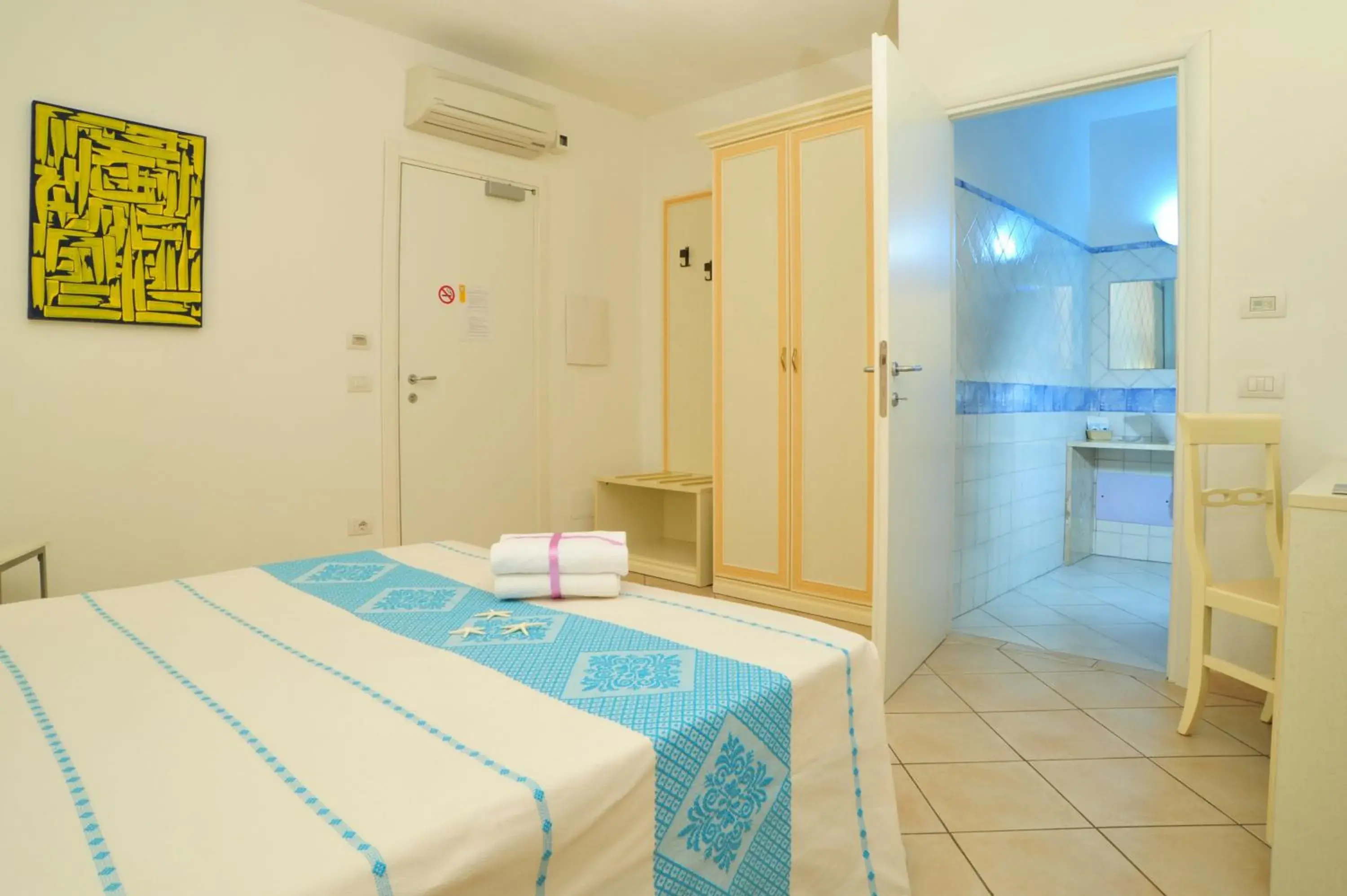 Bathroom, Bed in Hotel Stella Marina