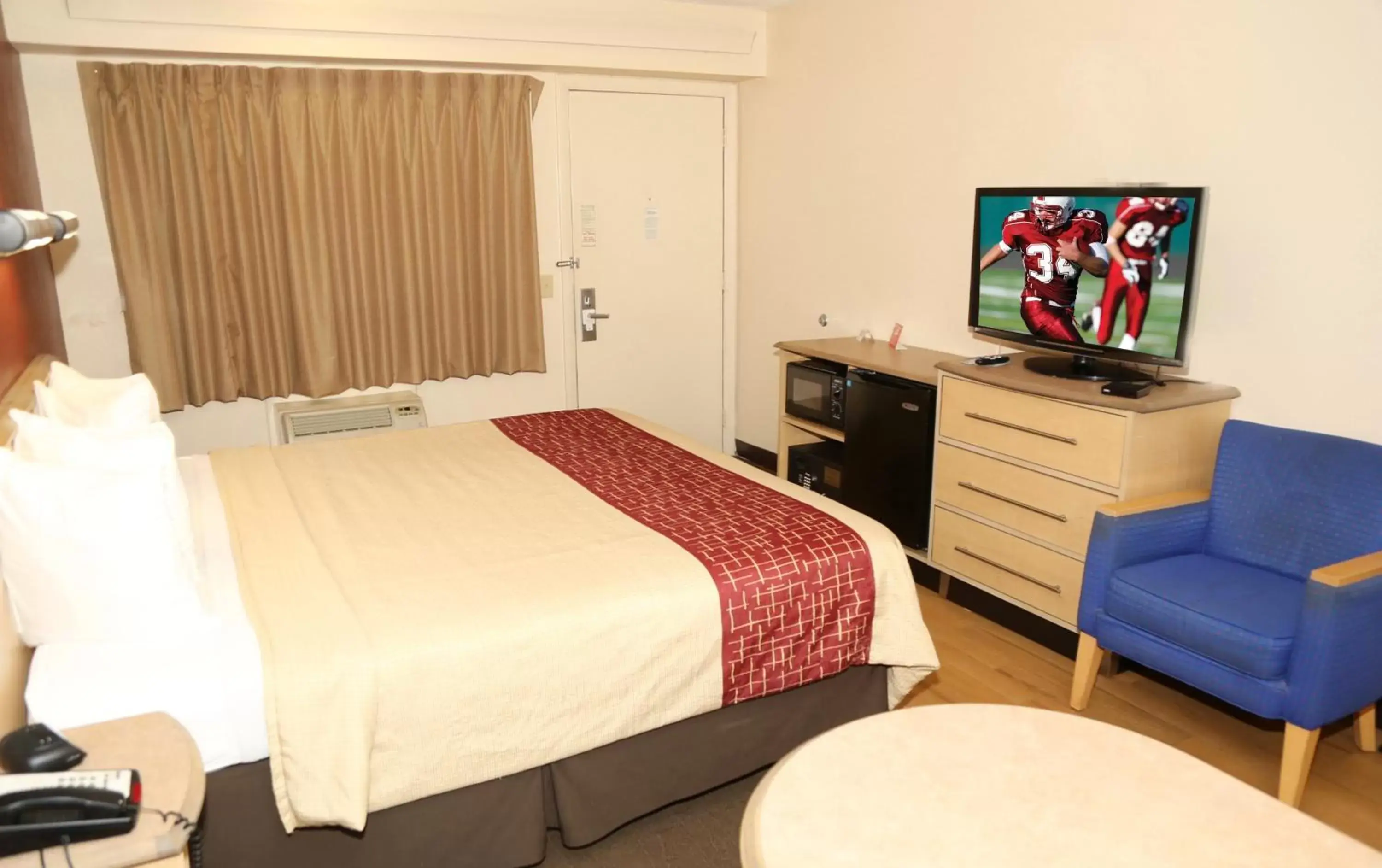 Photo of the whole room, Bed in Red Roof Inn Enfield
