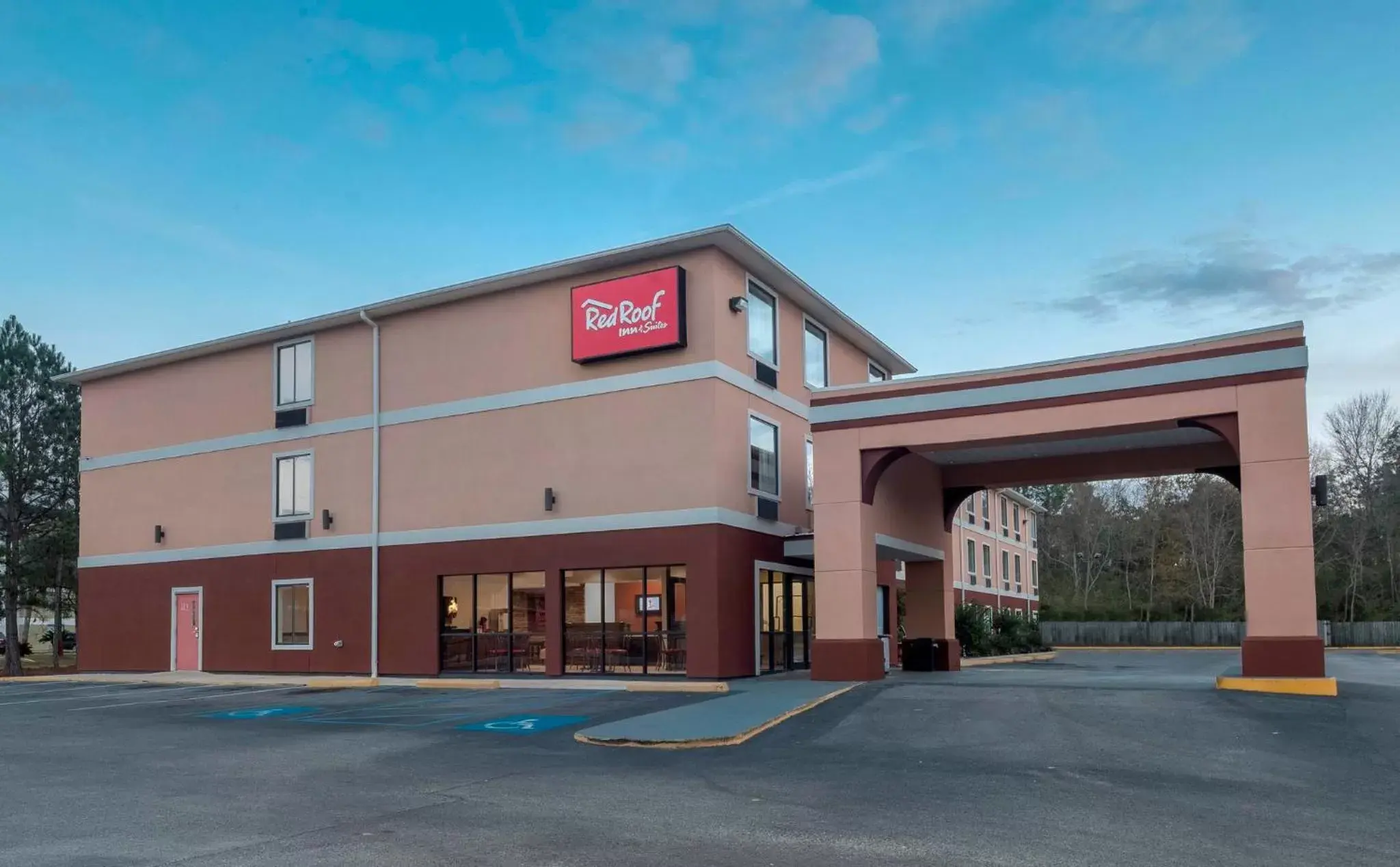 Property Building in Red Roof Inn & Suites Biloxi-Ocean Springs