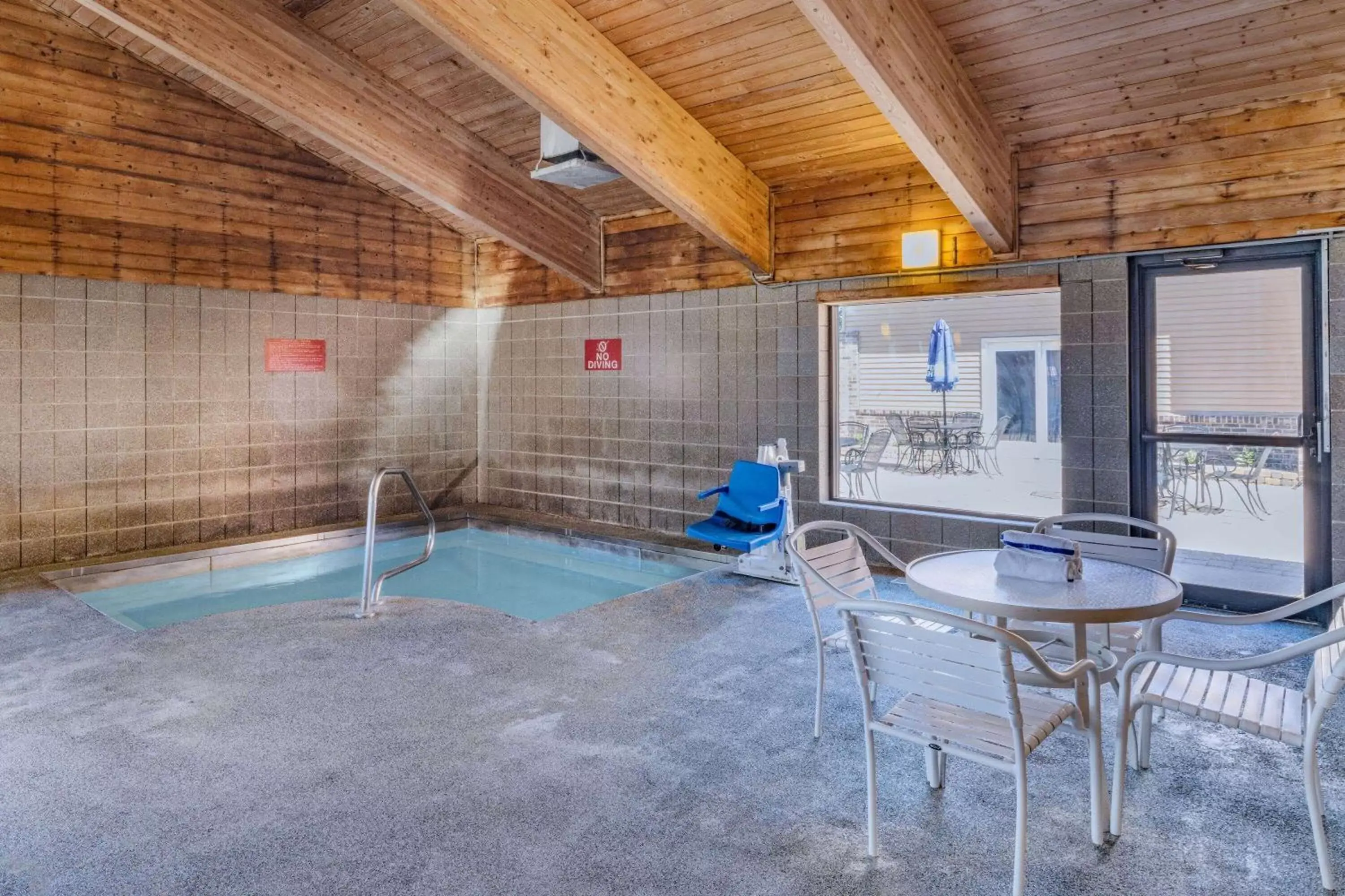 Hot Tub, Swimming Pool in AmericInn by Wyndham Aberdeen Event Center