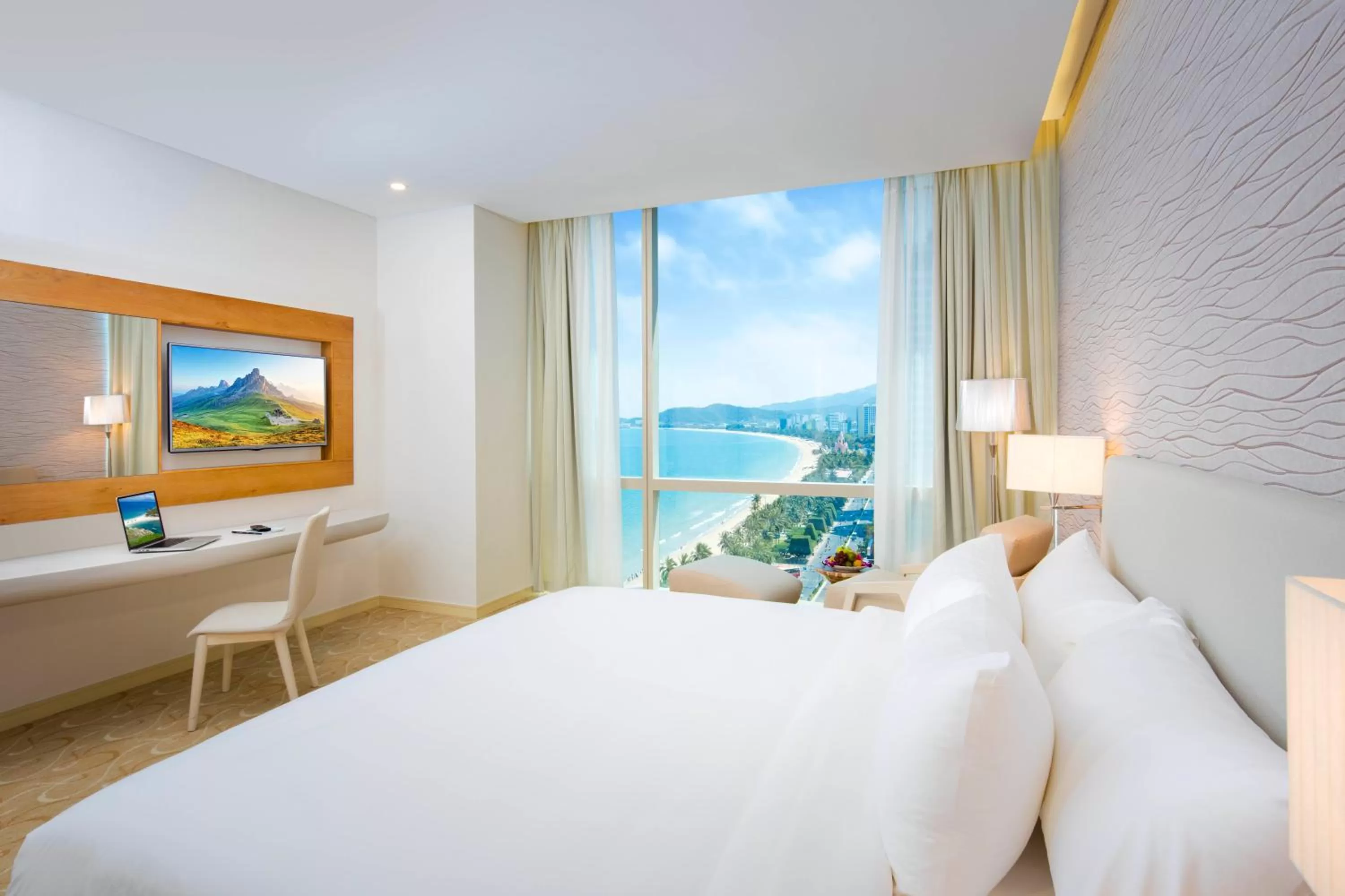 Bedroom, Bed in Diamond Bay Hotel