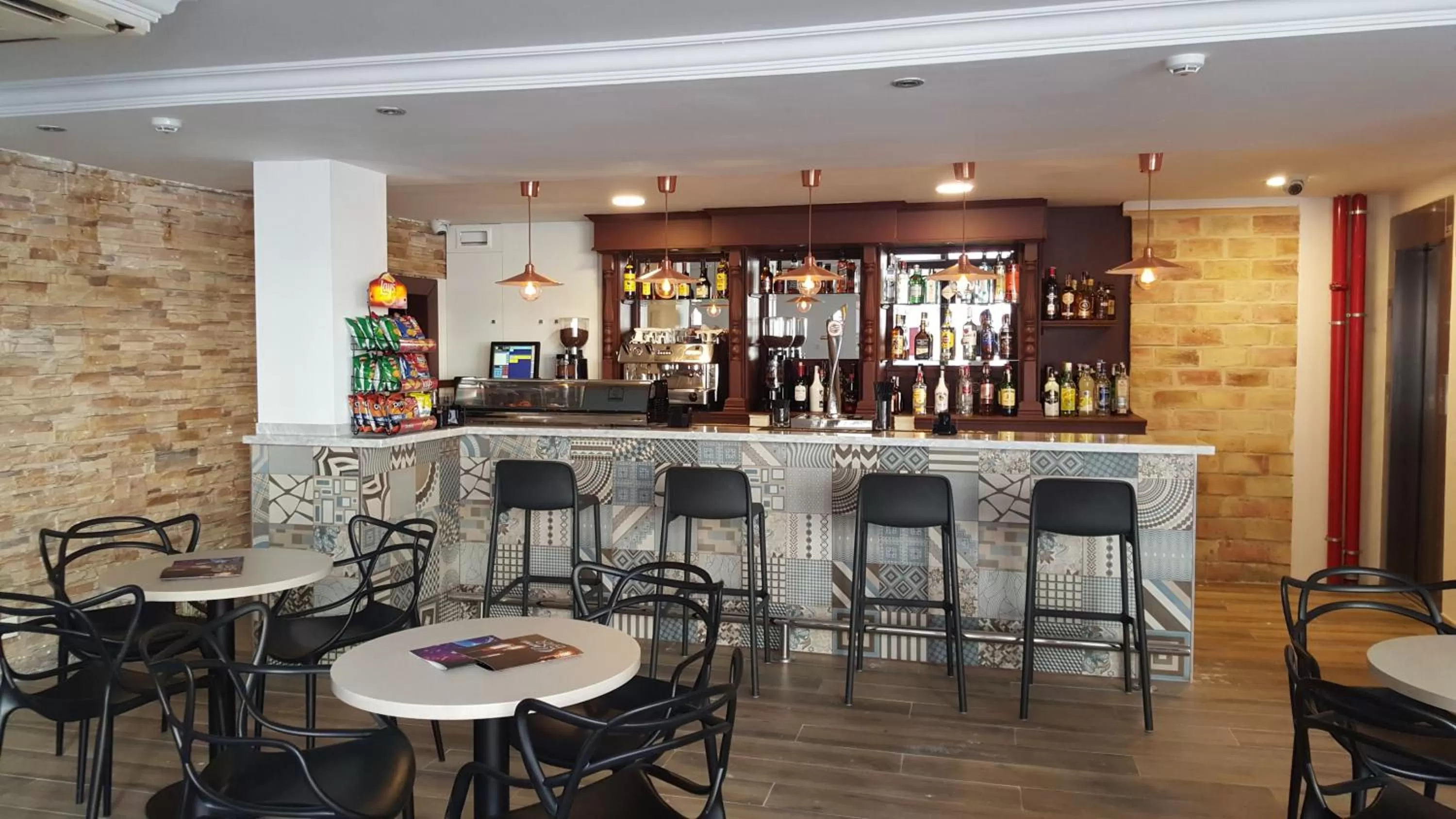 Lounge or bar in Hotel Queens - Adults Only