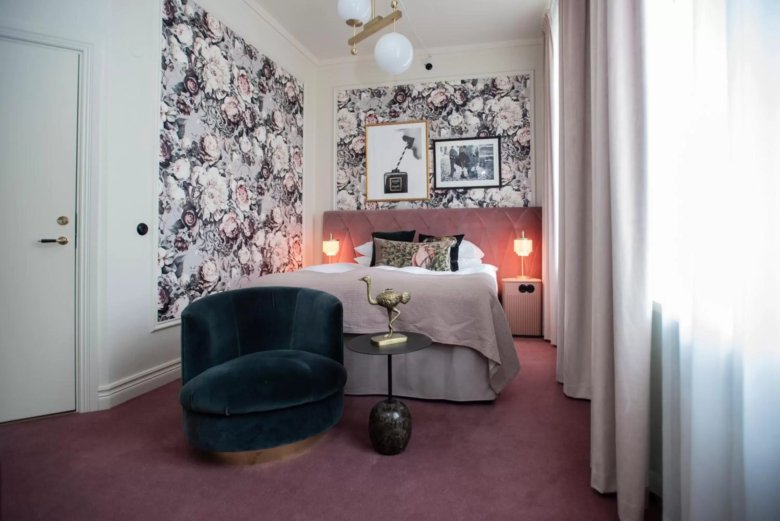 Bed, Seating Area in The Vault Hotel, WorldHotels Crafted