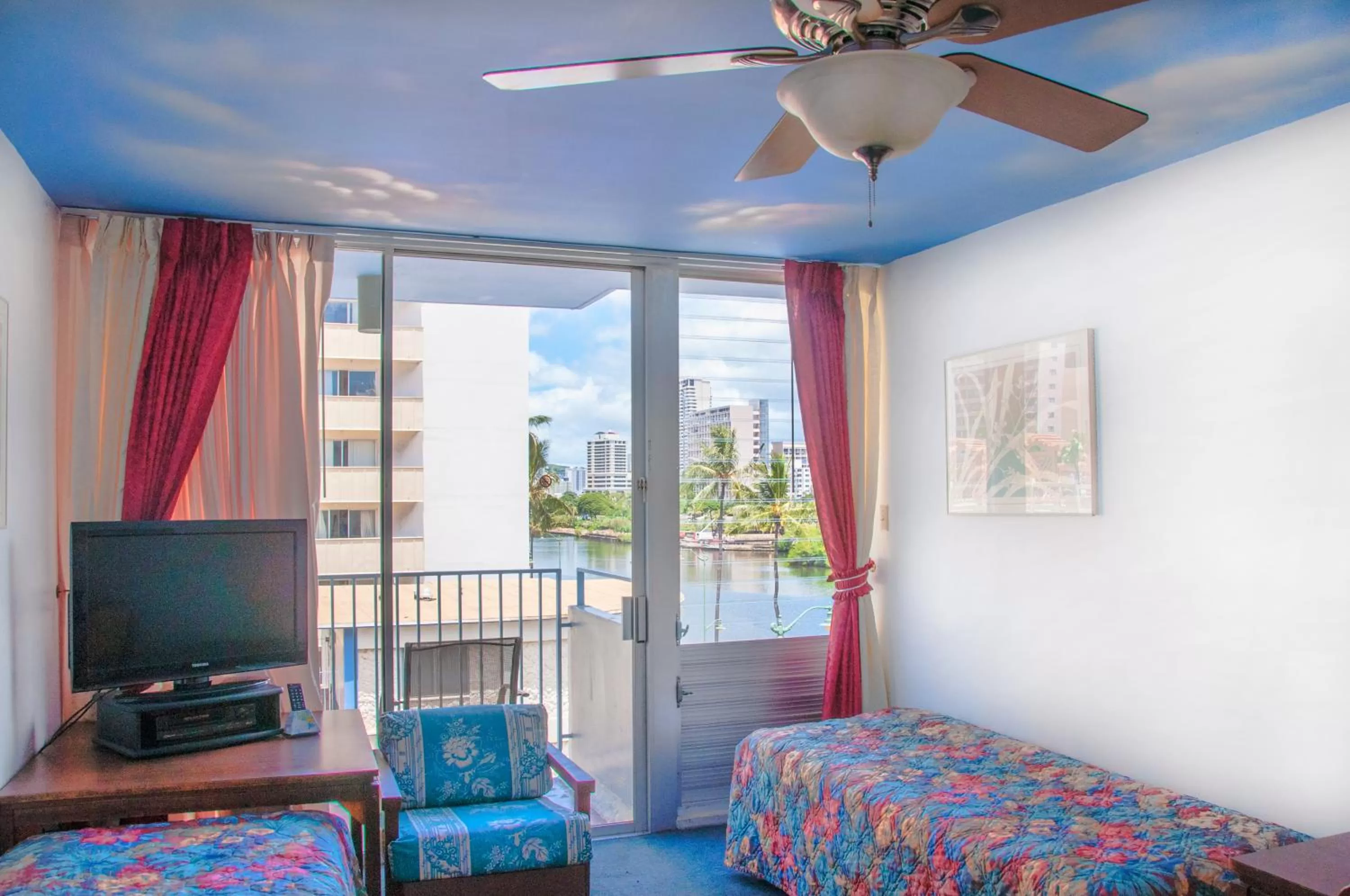 Bed in Holiday Surf Hotel (with full kitchen)