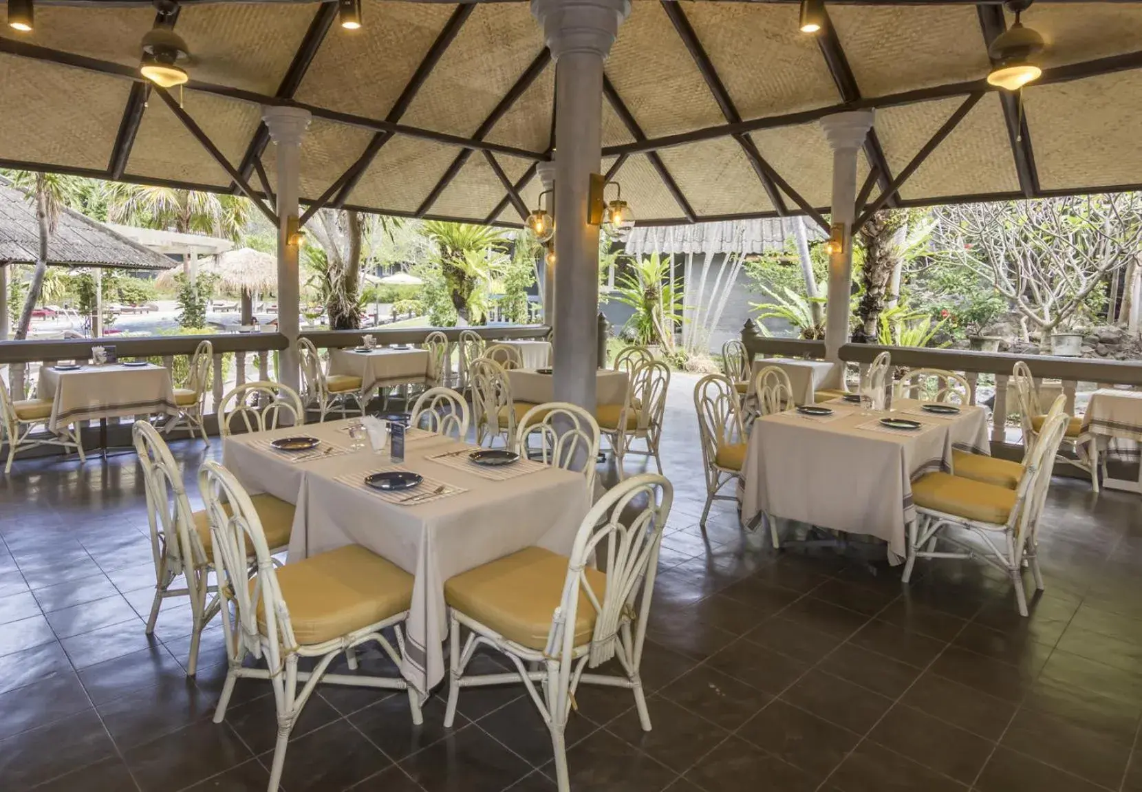 Restaurant/Places to Eat in Let's Hyde Pattaya Resort & Villas - Pool Cabanas