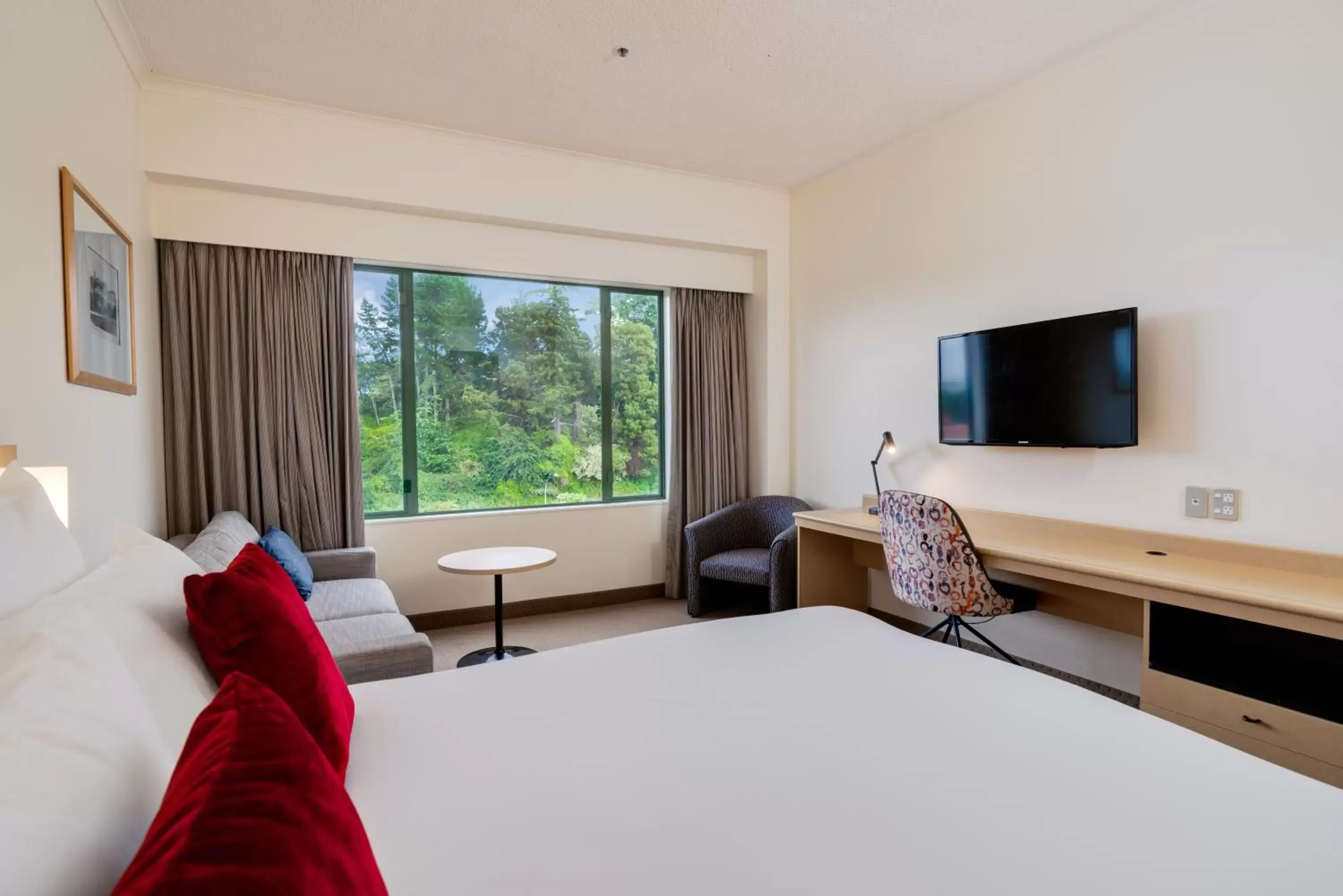Bed in Novotel Rotorua Lakeside