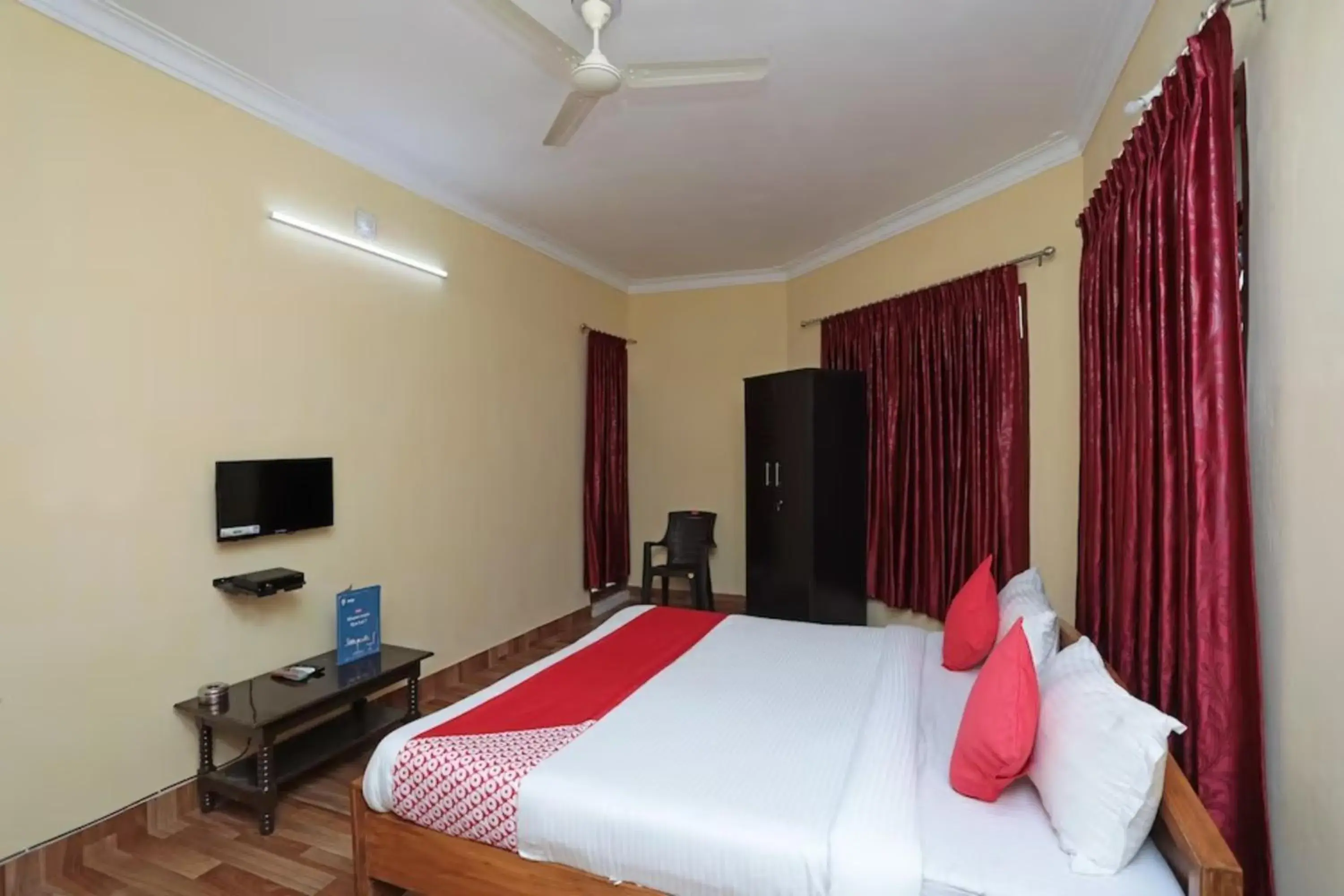 TV and multimedia, Bed in Goroomgo Pink Villa Guest House Bhubaneswar