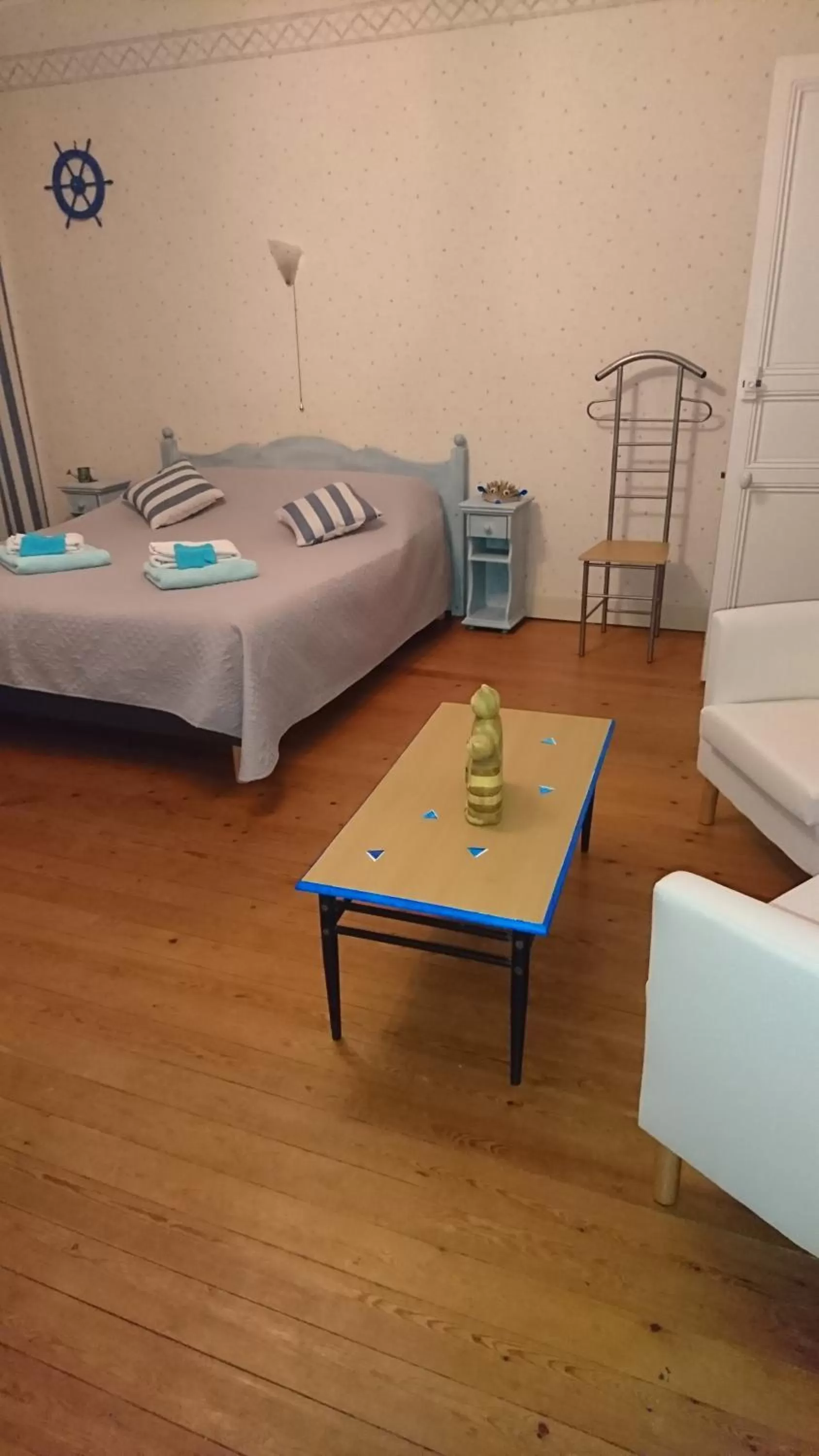 Photo of the whole room in JOYEUX REVEIL