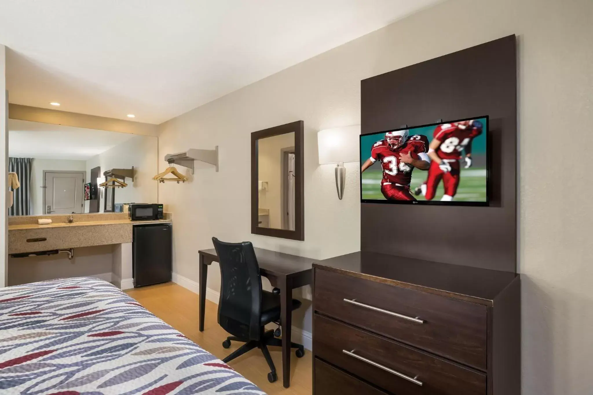 Photo of the whole room, TV/Entertainment Center in Red Roof Inn Stockton