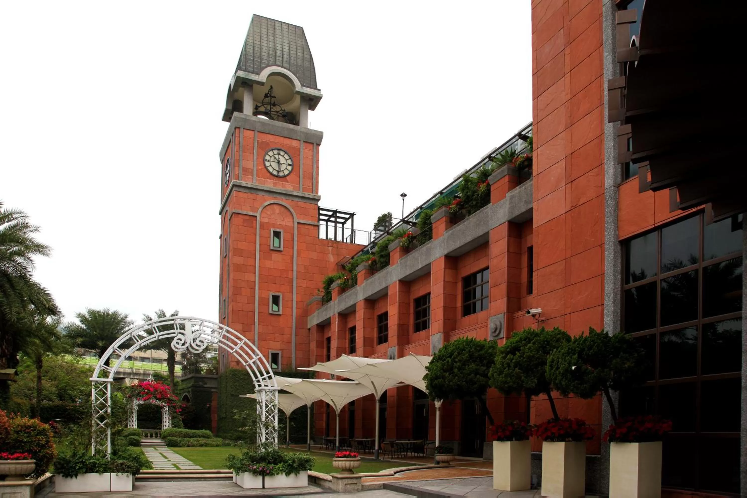 Garden in Grand Victoria Hotel