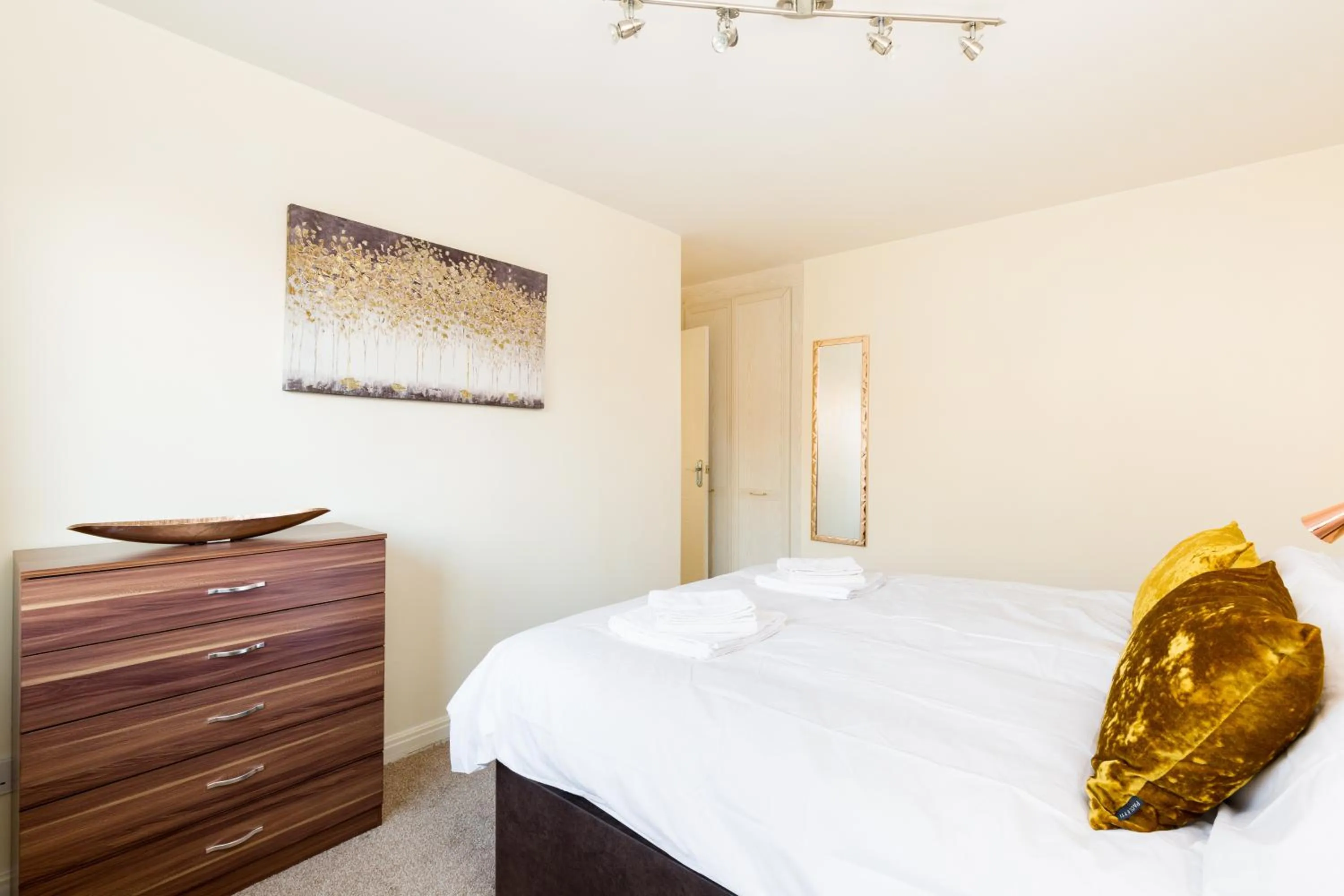 Bedroom, Bed in Drayton Manor House FREE parking