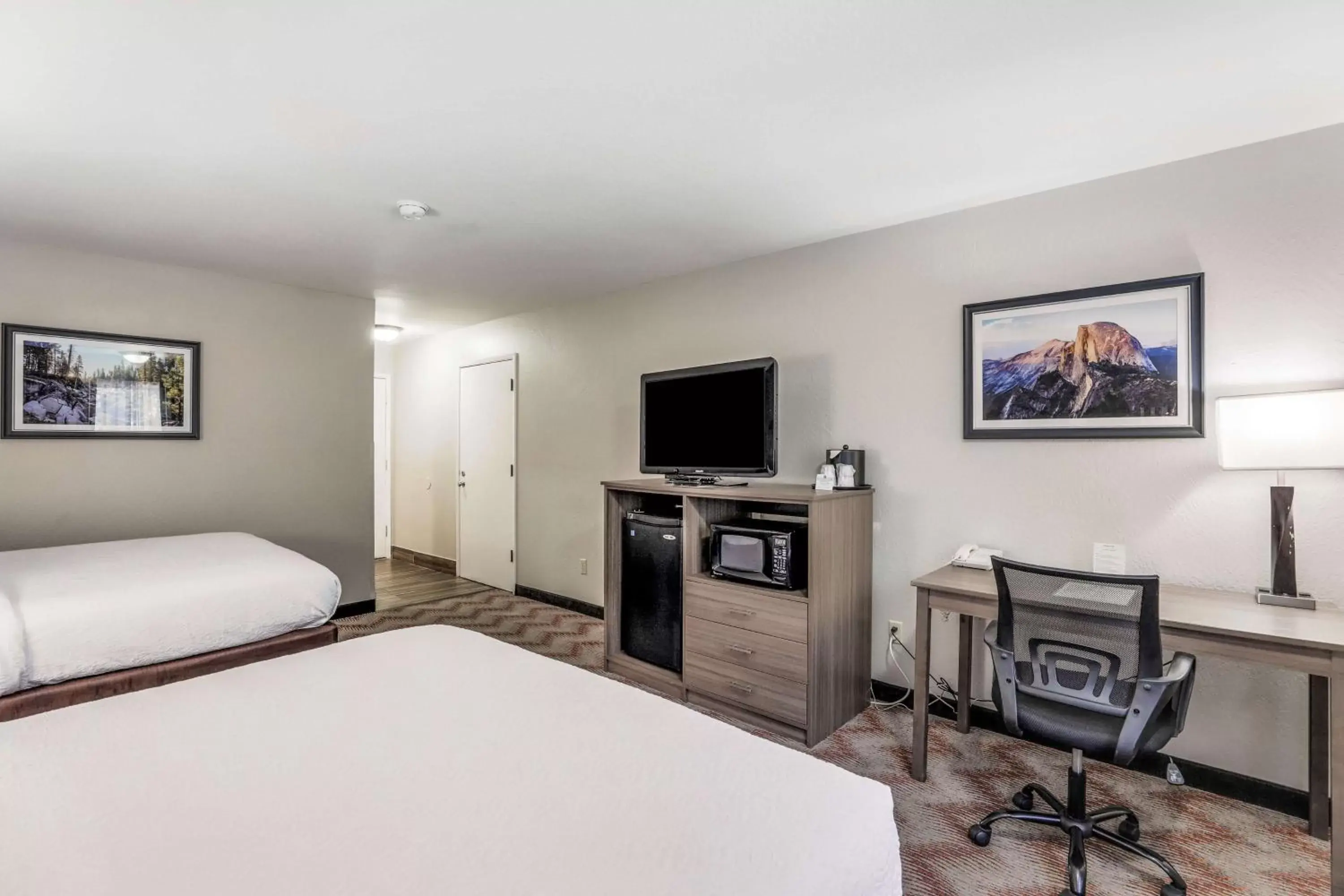 Bedroom, TV/Entertainment Center in Best Western Plus Sonora Oaks Hotel and Conference Center